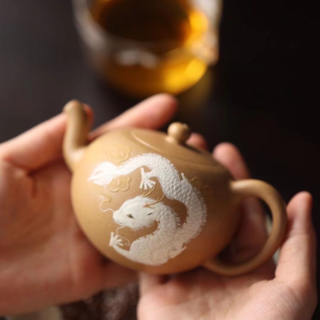 chinateaspirit's tweet photo. Amazing details! Golden Duanni White Dragon Clay Painting Yixing Teapot 200cc.
Teapot shape: Yi Li Zhu
Contact to learn more.
.
.
.
.
#chado #chawan #chadao #gongfucha #gongfutea #thewayoftea #teaculture #chinesetea #teabowl #teasession #teaware #ta… https://t.co/5fugLm3Gr9 https://t.co/GnUDVbp79K