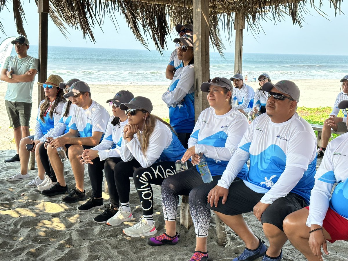 Esta mañana, junto a <a href="/funzelsv/">FUNZEL SV</a> participamos en la charla previa a la limpieza de playas en La Libertad #AESMedioAmbiente
