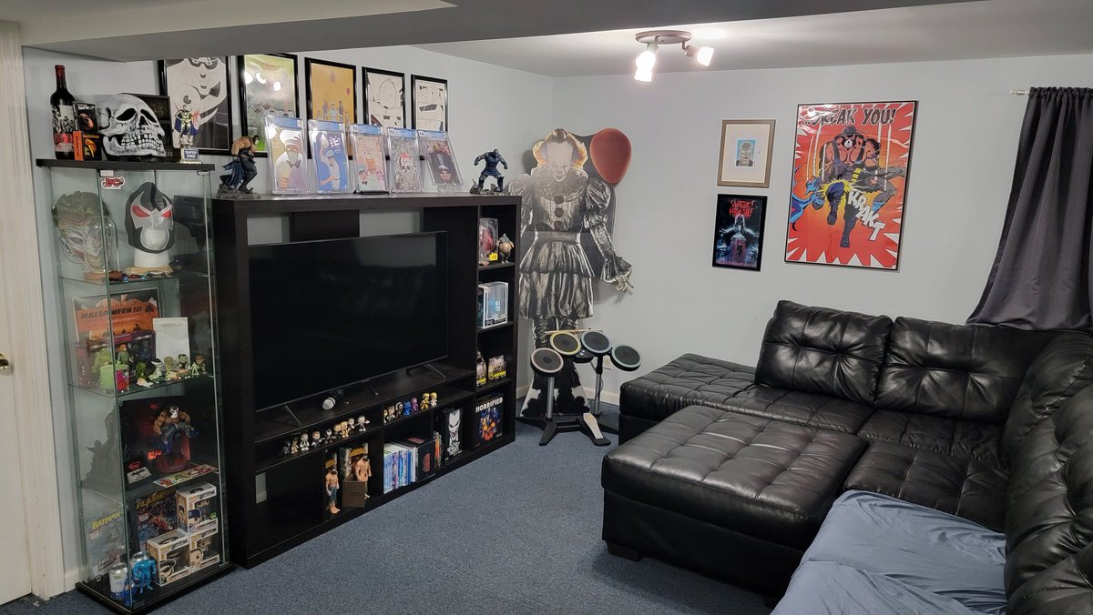 RealAdamJanis66's tweet photo. Haven't taken updated pics of my room in almost 2 years.

So here we go!

#comics #comic #comicbooks #comicbook #collector #collection #collectors https://t.co/8dlisZLJyj