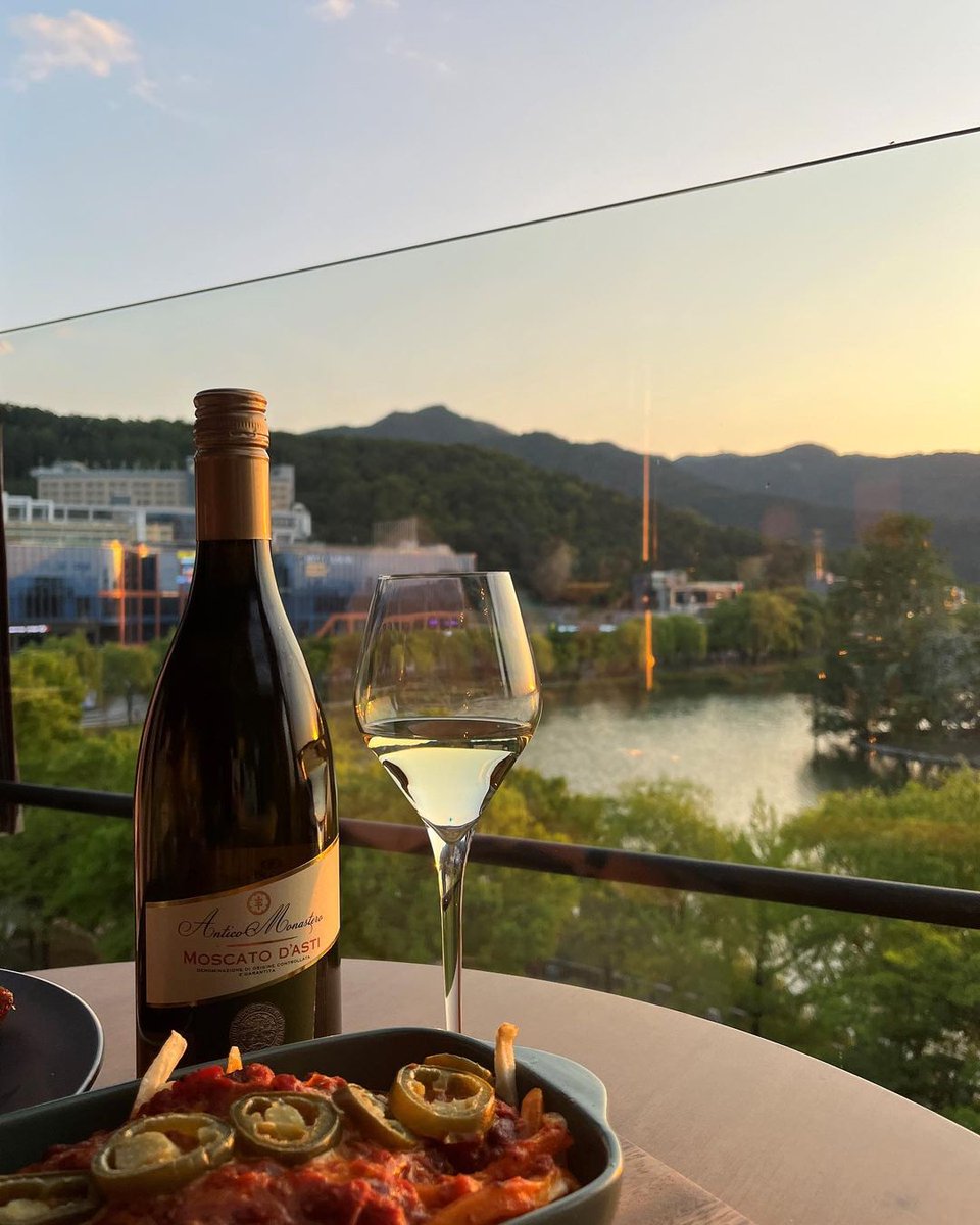 For the rest of our lives, we should not be trapped by age and stereotypes, but hold on to our love and make it real, living as a light. Good morning!📷📷