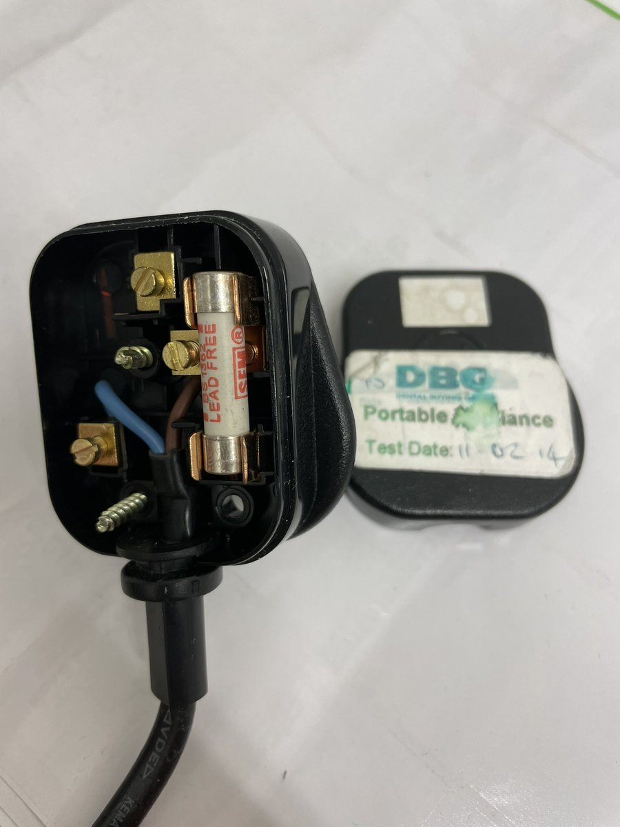 CardiffPATLtd's tweet image. It’s PlayOff weekend!
Good luck @cardiffdevils 😈
And it’s Friday 🥳

That means it’s time for #FailOfTheWeek
This week it’s this beauty, straight away our qualified engineer spotted there is a screw missing &amp;amp; the plug has never opened
Turns out there’s no cord grip in the plug