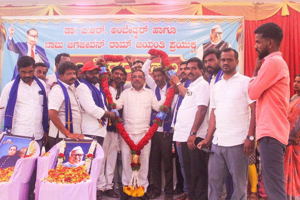 JDSKadur's tweet photo. ಕಡೂರು ನಗರದಲ್ಲಿ ನಡೆದ ಸಂವಿಧಾನ ‌ಶಿಲ್ಪಿ ಡಾ. ಬಿ. ಆರ್. ಅಂಬೇಡ್ಕರ್ ಜಯಂತಿಯಲ್ಲಿ, ಹೈಕೋರ್ಟ್ ವಕೀಲರಾದ ಸಿ. ಎಂ. ಧನಂಜಯ ಅವರು ಪಾಲ್ಗೊಂಡಿದ್ದರು.

ಸಂವಿಧಾನ ಶಿಲ್ಪಿ ಅಂಬೇಡ್ಕರ್ ಅವರಿಗೆ ಕೃತಜ್ಞಾಪೂರ್ವಕವಾಗಿ ನಮಿಸಿದರು.
#DrBRAmbedkarJayanti
#Kadur
#Kaduru https://t.co/X0uAwFOPWW
