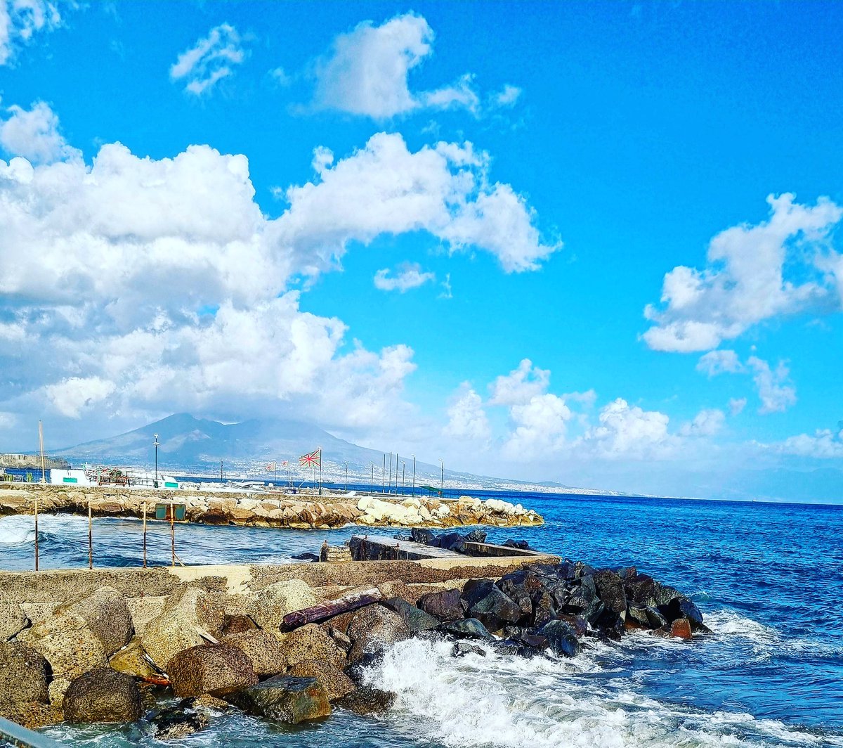 bellodari0's tweet photo. Città umbratile e soleggiata, di grandine e cieli tersi, di tante ombre e di altrettanti luci, terribile e dolcissima nella stessa giornata #napoli #naples
#napolidavivere #napolinelcuore #italy #italia #campania #visitnaples #explorenaples https://t.co/7onvrWBNul