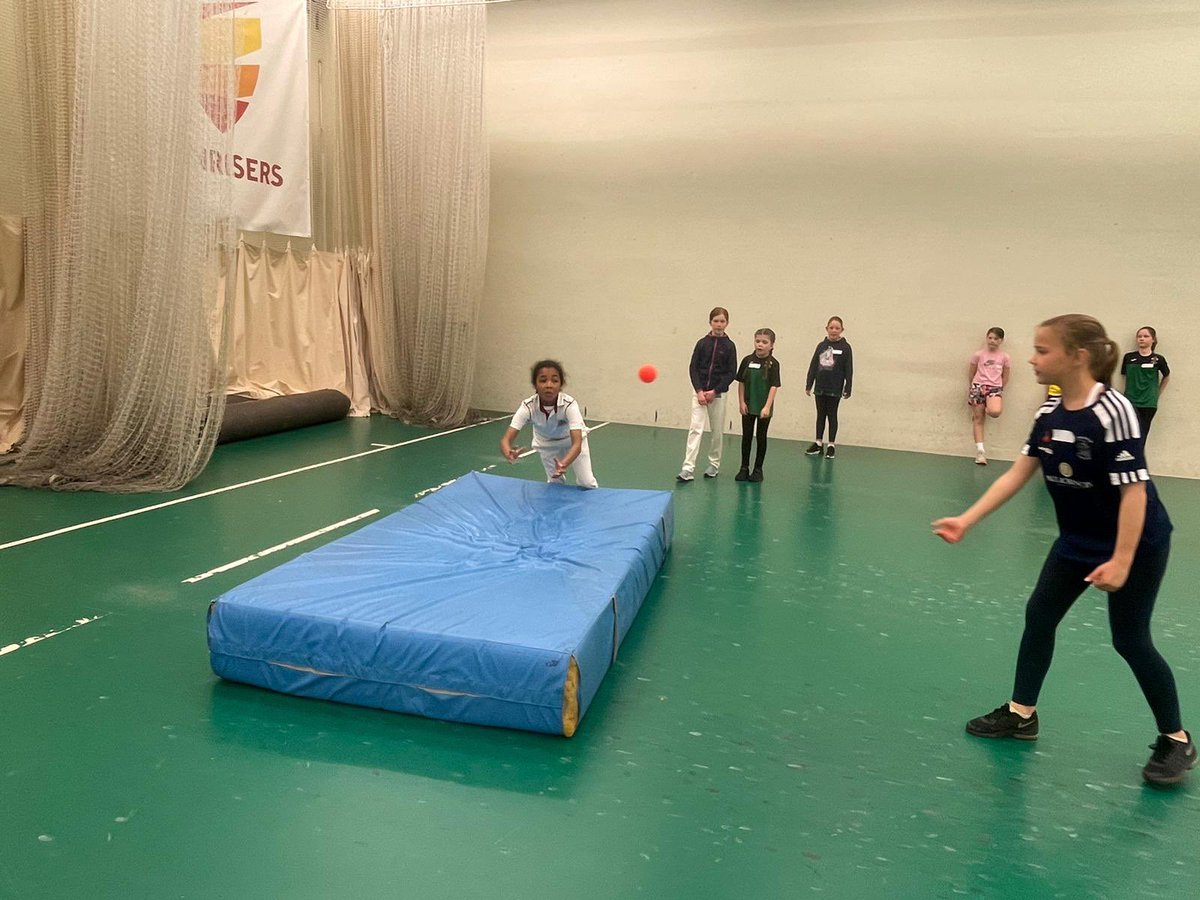 EssexCCB's tweet photo. 𝗚𝗜𝗥𝗟𝗦 𝗘𝗔𝗚𝗟𝗘𝗦 𝗡𝗘𝗦𝗧𝗦 | 🏏

Inspired by @EssexCricket @Simon_Harmer_ catch in @CountyChamp future Eagles were practicing their diving catching skills today at the Nest 🪹 👐

#𝓕𝓵𝔂𝓛𝓲𝓴𝓮𝓐𝓷𝓔𝓪𝓰𝓵𝓮 https://t.co/C7jfVXHPPK