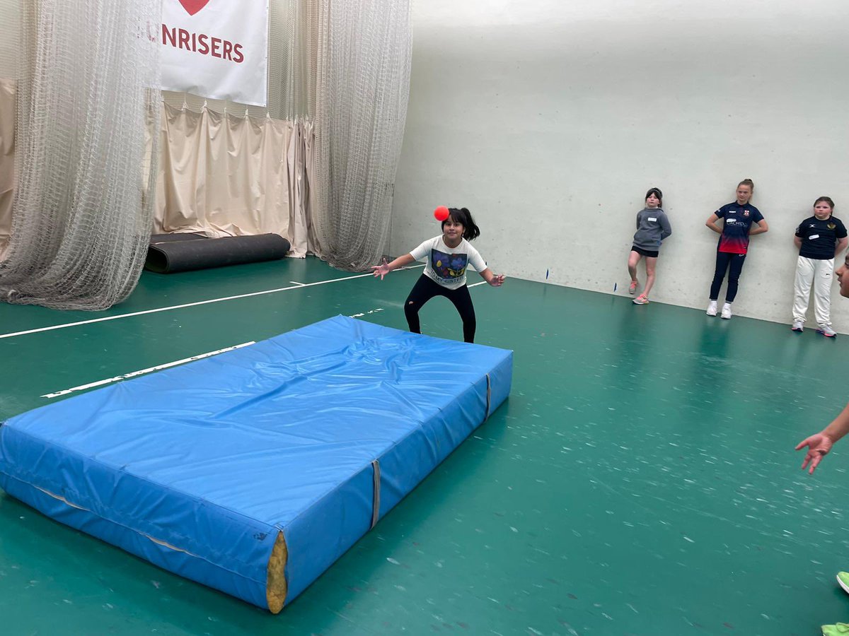 EssexCCB's tweet photo. 𝗚𝗜𝗥𝗟𝗦 𝗘𝗔𝗚𝗟𝗘𝗦 𝗡𝗘𝗦𝗧𝗦 | 🏏

Inspired by @EssexCricket @Simon_Harmer_ catch in @CountyChamp future Eagles were practicing their diving catching skills today at the Nest 🪹 👐

#𝓕𝓵𝔂𝓛𝓲𝓴𝓮𝓐𝓷𝓔𝓪𝓰𝓵𝓮 https://t.co/C7jfVXHPPK