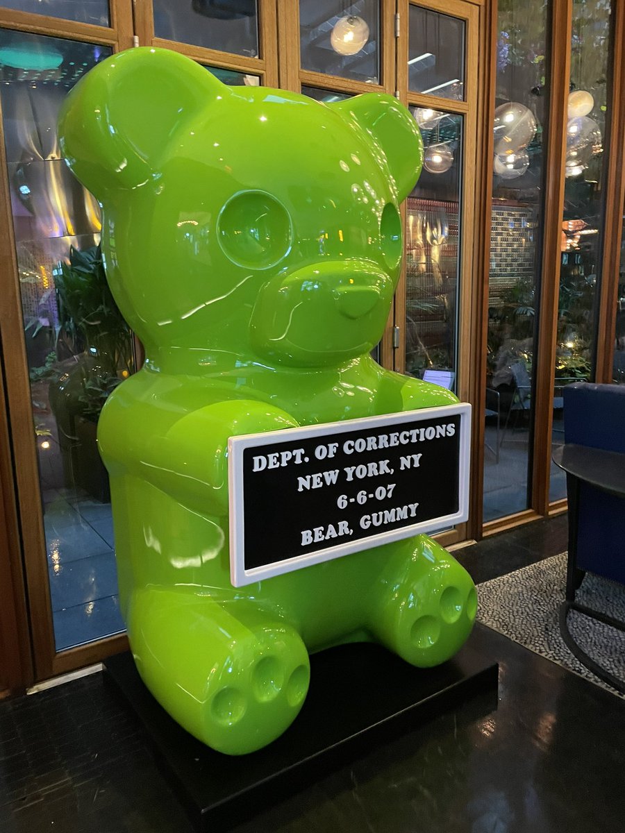Noahbolanowski's tweet photo. @WhisbeVandalz GM Vandals! 

Where is @WhIsBe’s work at NFTNYC?
🐻 7 Foot Green Vandal Sculpture | @crypt_gallery at the @DreamDWTN 
🐻 4 Foot Yellow Vandal Sculpture | IGK Salon, SoHo
+ more 👀🤟🏼 https://t.co/X4UMyKAk1H