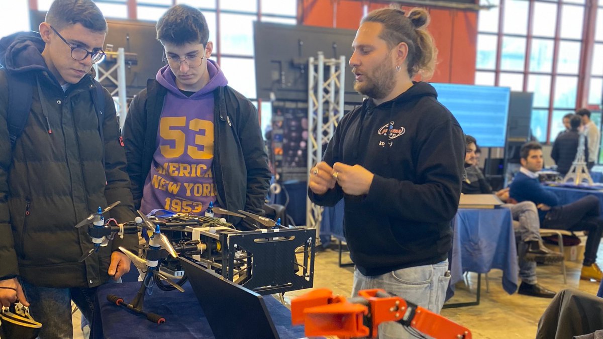 PRISMALabUnina's tweet photo. 💥 𝗢𝗥𝗜𝗘𝗡𝗧𝗔𝗠𝗘𝗡𝗧𝗢💥
Jonathan Cacace, #Ricercatore del #PRISMALab, incontra gli studenti delle scuole per l'evento di #orientamento e #divulgazionescientifica"La Scuola in Mostra", promosso dalla Scuola Politecnica e delle Scienze di Base @unina @dieti_unina @AutomaUNINA https://t.co/dmCNJsX4Wp