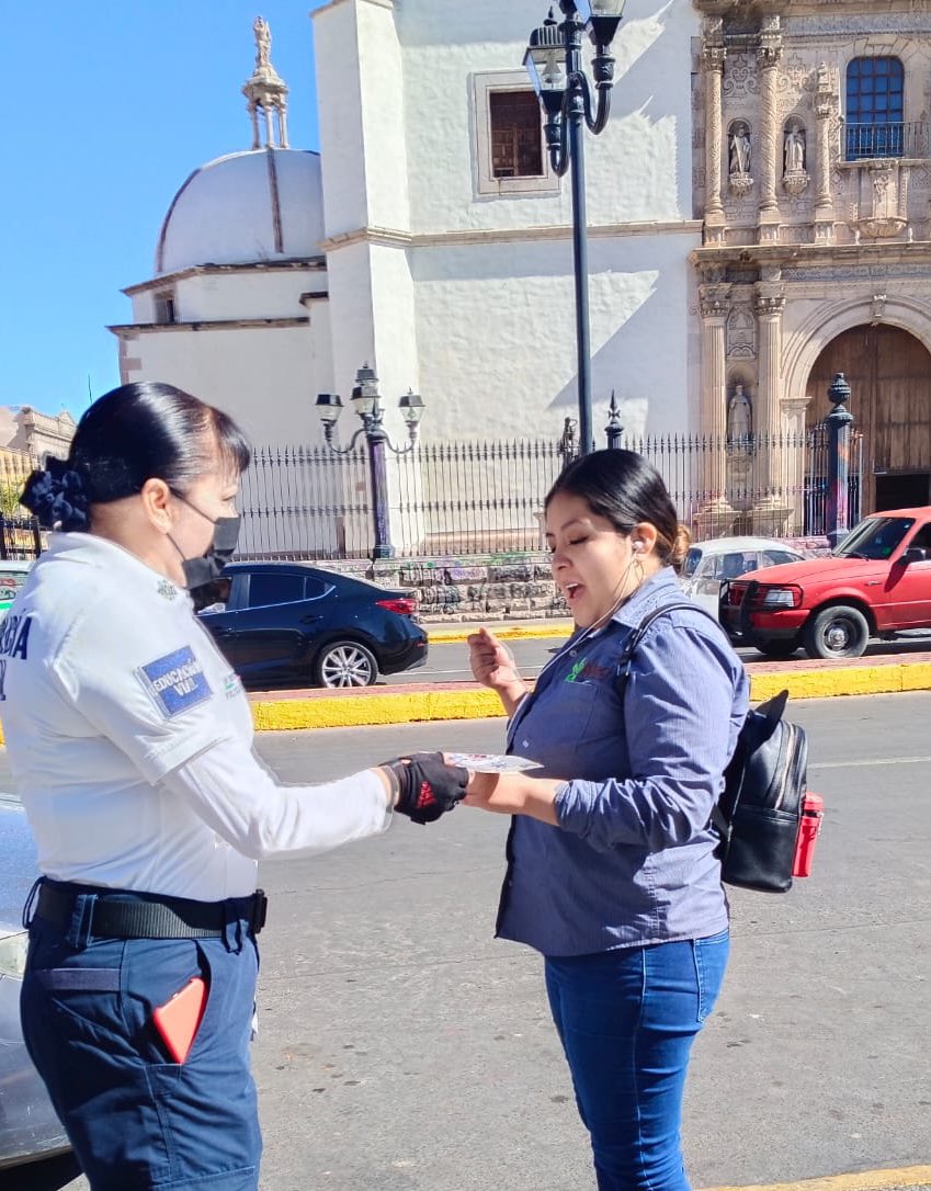 DMSPDGO's tweet image. Policía Municipal realiza concientización a ciclistas y peatones sobre el uso correcto de la vía pública así como los pasos peatonales. #CasaSegura #Prevención #DMSP