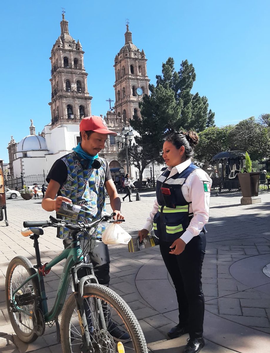 DMSPDGO's tweet image. Policía Municipal realiza concientización a ciclistas y peatones sobre el uso correcto de la vía pública así como los pasos peatonales. #CasaSegura #Prevención #DMSP