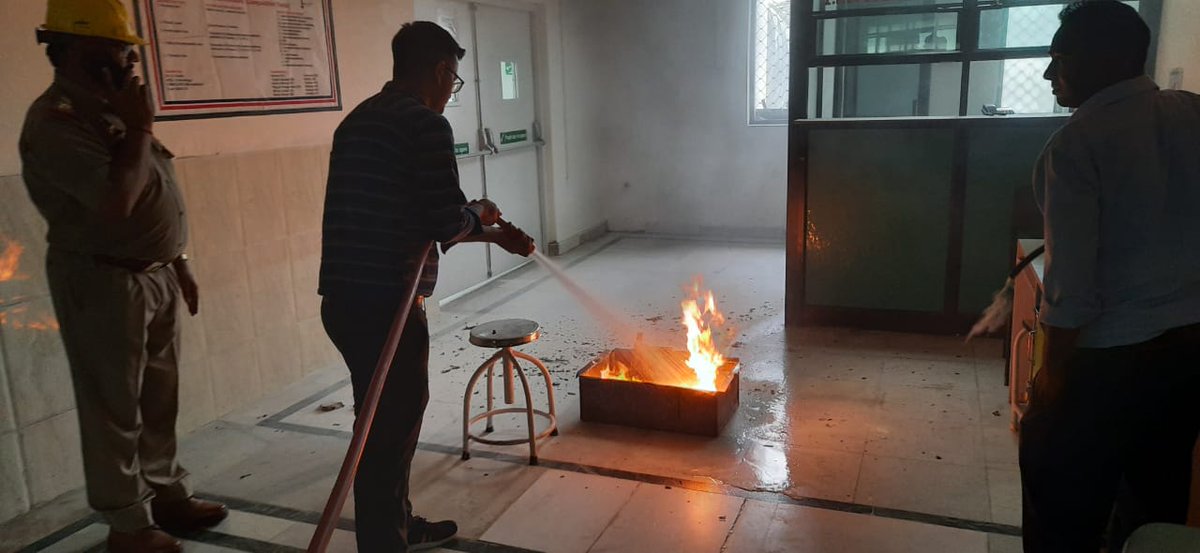 moradabadfire's tweet photo. TMU हॉस्पिटल में फायर मॉक ड्रिल का आयोजन कर हॉस्पिटल स्टाफ,स्टूडेंट एवं जन-मानस को जागरूक किया गया । @fireserviceup @homeupgov @CMOfficeUP #hospitalfiresafety
#rescue https://t.co/X2x1Pmc9mk
