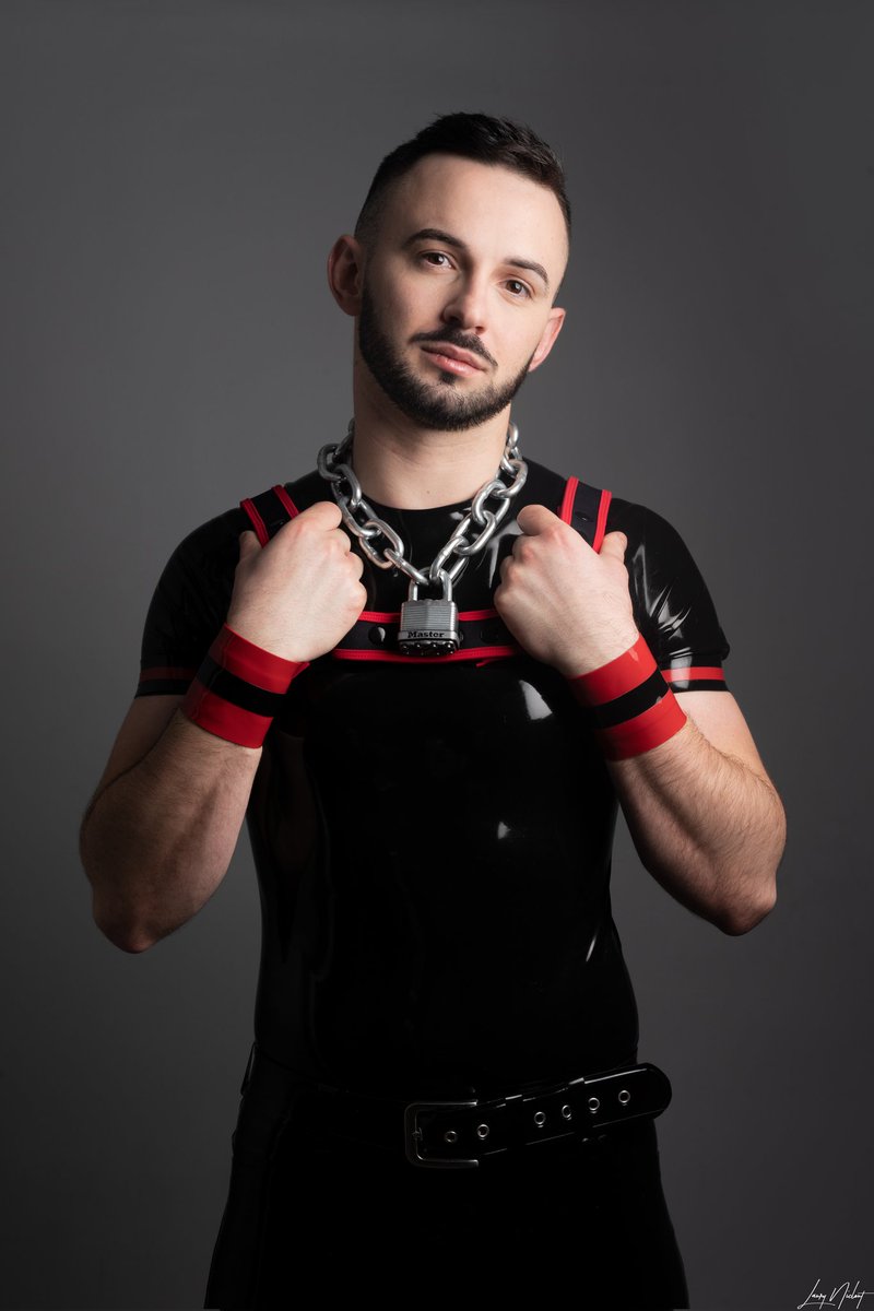 Sly_volpe's tweet photo. ⚫️Feel the rubber on you🔴
#rubber #latex #gay #gayfetish #gayrubber #gaylatex #libidex #JFF #RubAddiction https://t.co/MVSx4HHner