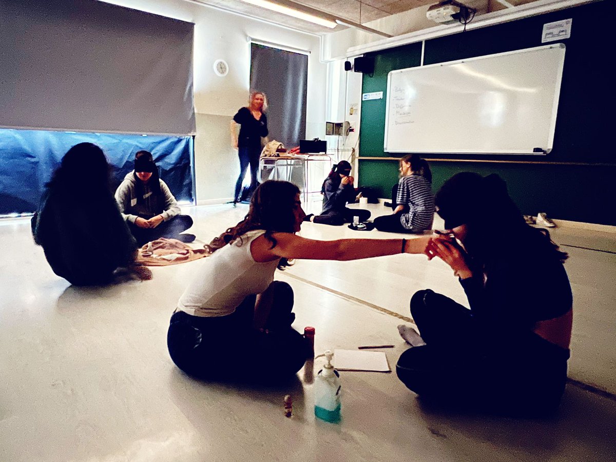 Brutal taller de <a href="/SentidosTeatro/">TeatrodelosSentidos</a> a l' <a href="/INS_Pla_Marcell/">Institut Pla Marcell</a> amb alumnes d'optativa de teatre. Gràcies per regalar-nos aquesta experiència tan extraordinària i per obrir-nos aquesta finestra a una memòria col.lectiva sorprenent que ens ha sumergit dins d'un imaginari meravellós.