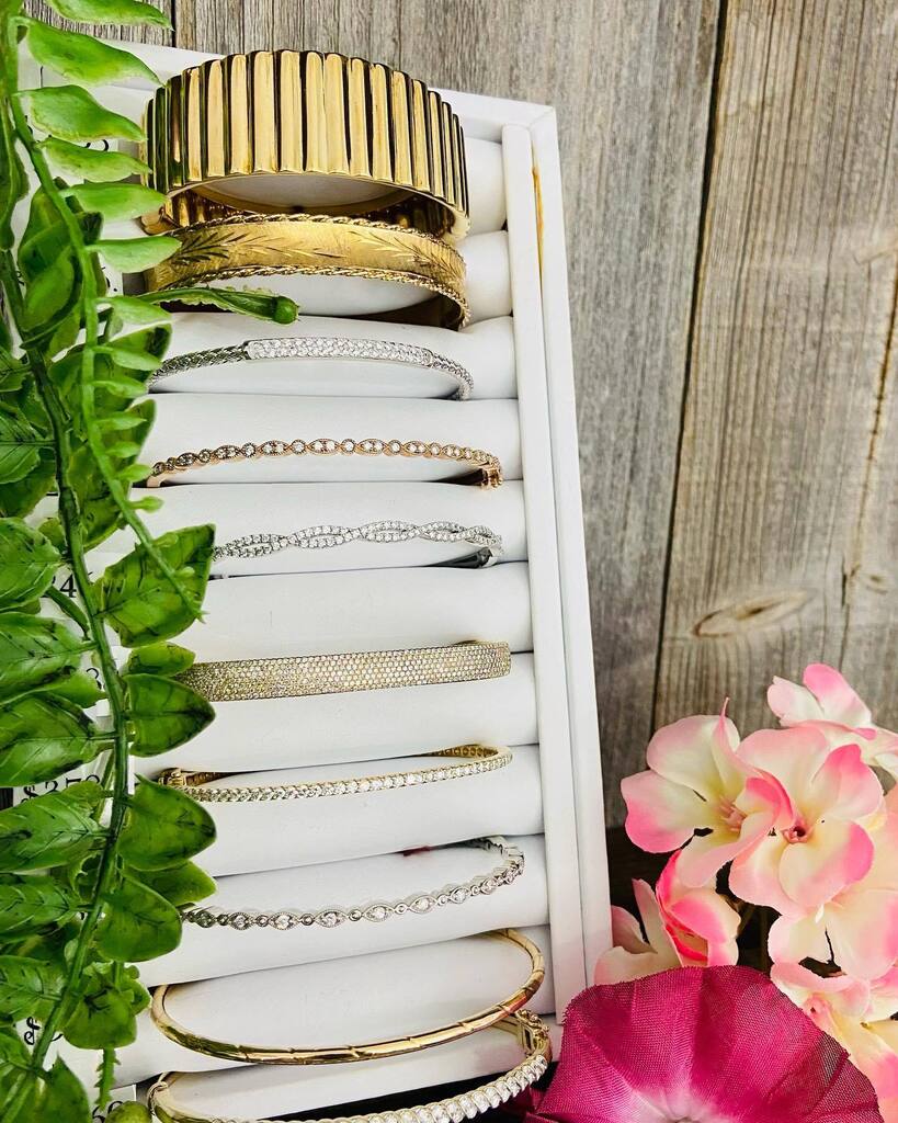 dhousejewelry's tweet photo. It's National Bracelet Day, and we have you covered! 🫶🤩🙌
#nationalbraceletday #thereisadayforeverything #dhjfamily #bestjewelerinparistexas #diamonds #morediamonds #Paristexas #paristx #dhjishereforyou #curbsidedelivery #smallbusiness #smallbusiness… https://t.co/flRAYXBQd0 https://t.co/DBSagKu8Z7