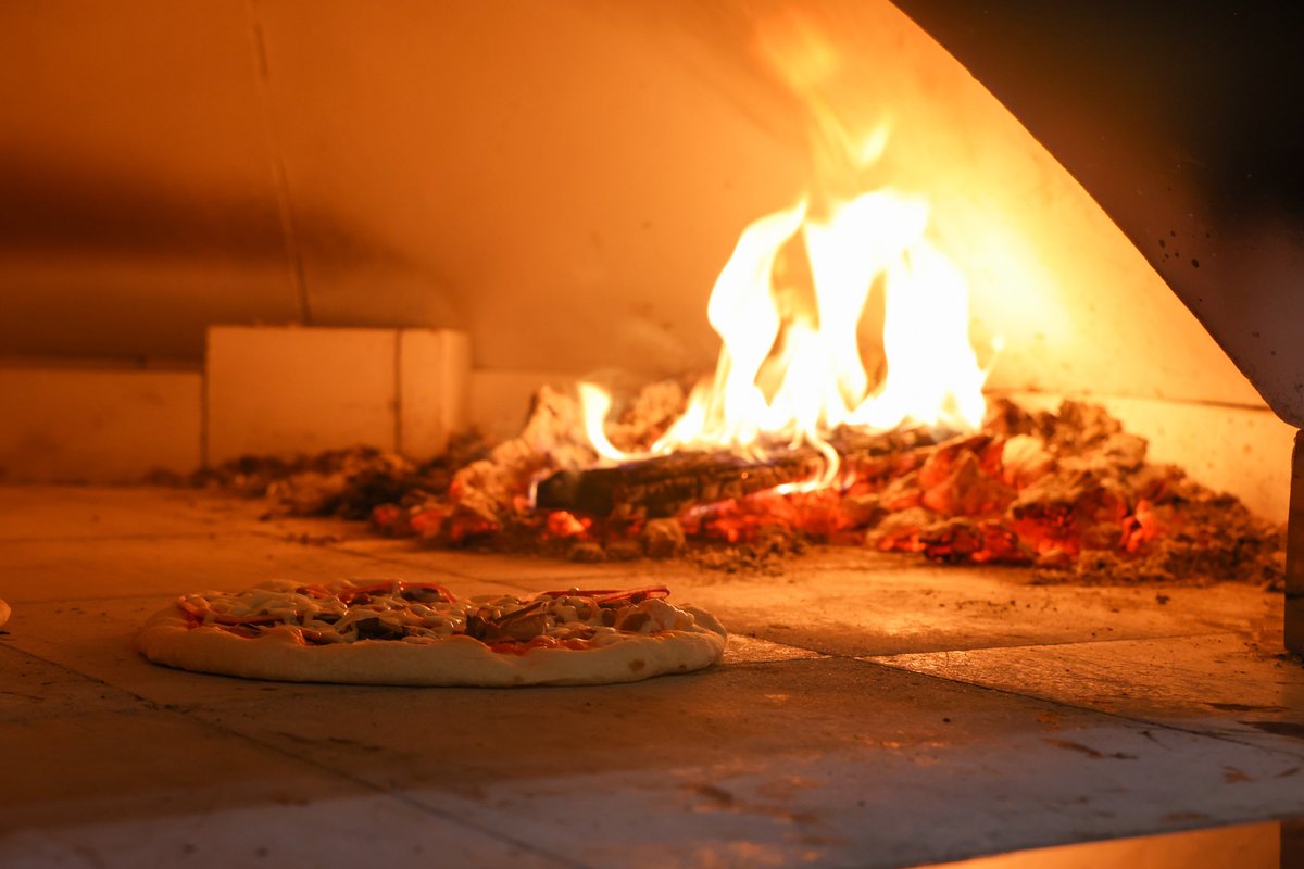 SmokinOak_GJ's tweet photo. Our guests are the reason we provide a fresh, quality product every day! 🍕🔥

#scratchmade #freshingredients #smokinoakwoodfiredpizza https://t.co/WFMWquyRbG
