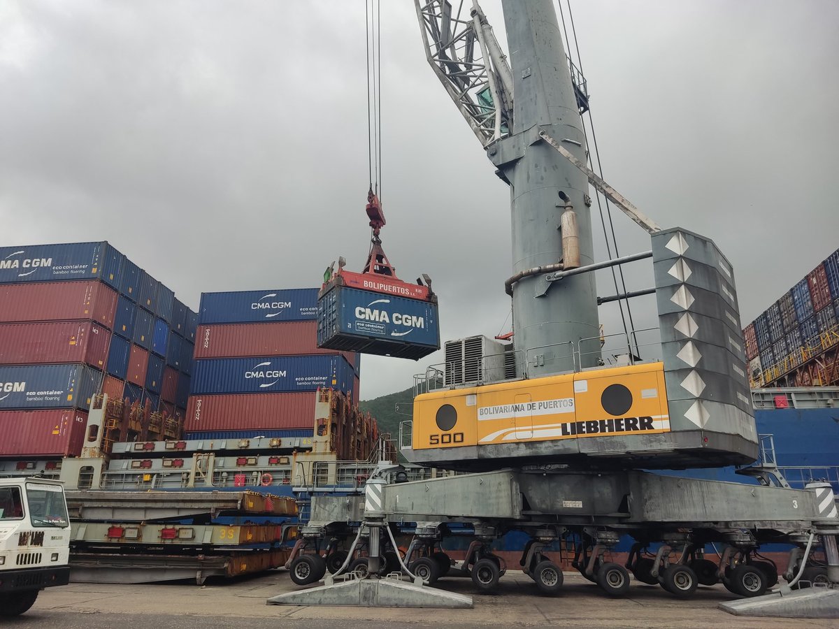 Bolipuertos__ve's tweet photo. ✅ Desde el muelle 22 del @P_PuertoCabello se realizó la desestiba de 349 contenedores del buque de bandera internacional, asimismo se realizó el embarque de 370, dando un total de 719 contenedores movilizados 🚢
#MaduroLealtadYVictoria https://t.co/n1QRLb72Pn