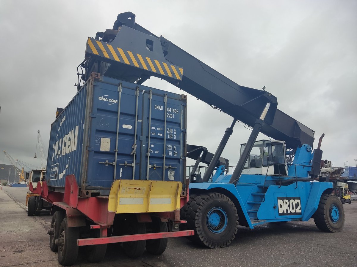 ✅ Desde el muelle 22 del <a href="/P_PuertoCabello/">Puerto de Puerto Cabello</a> se realizó la desestiba de 349 contenedores del buque de bandera internacional, asimismo se realizó el embarque de 370, dando un total de 719 contenedores movilizados 🚢
#MaduroLealtadYVictoria