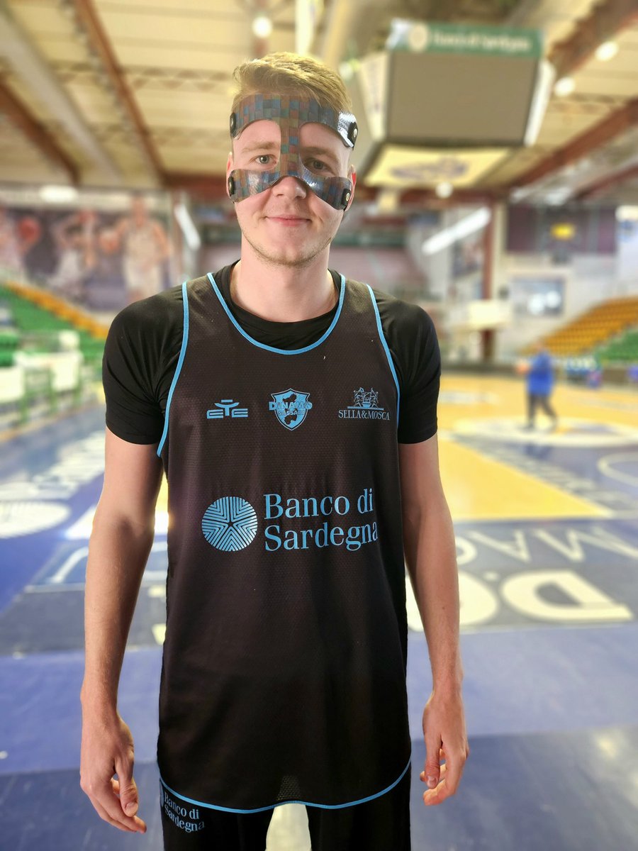 dinamo_sassari's tweet photo. 𝔹𝔸𝕋𝕄𝔸ℕ 𝕋ℝ𝔼𝕀𝔼ℝ ❕
👨‍⚕️Il Dr. Gianni Moi, amministratore delegato delle officine ortopediche Ortsan, ha impiegato soli 50 minuti per consegnare a Kaspar una maschera protettiva personalizzata in carbonio, dal peso inferiore ai 100 grammi.

#dimamo #sassari #treier https://t.co/ZOeWMuRYG8