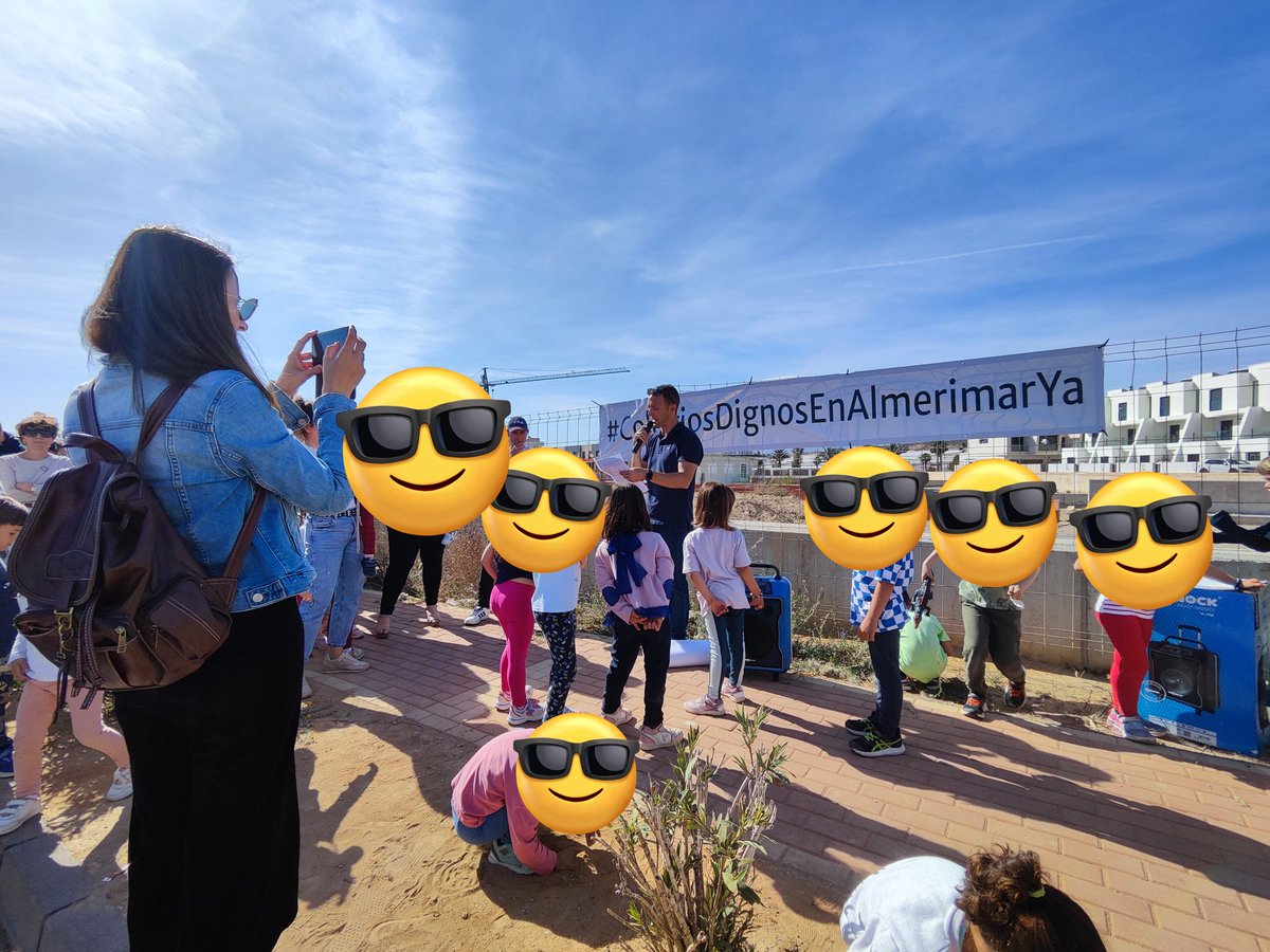 albfersan's tweet photo. Hoy ha habido una manifestación para exigir colegios dignos en Almerimar y no ha aparecido ningún medio de comunicación @lavozdealmeria @ideal_almeria @La_SER @adirecto 
#ColegiosdignosenAlmerimarYa https://t.co/SE3KmypDnl