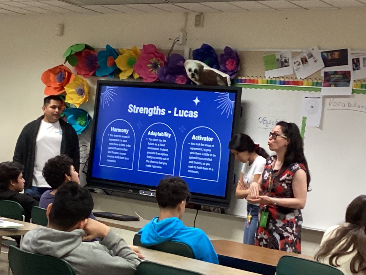 AnaVerduzco20's tweet photo. Thank you Sr. Lucas Norrington for guiding our Eggers MS multilingual students on how they can make educated decisions on their future and be ready for college and career. #schk12.in.us ⁦@SCHK12⁩ ⁦@IndianaLatino⁩ https://t.co/SIXs1ErjHQ