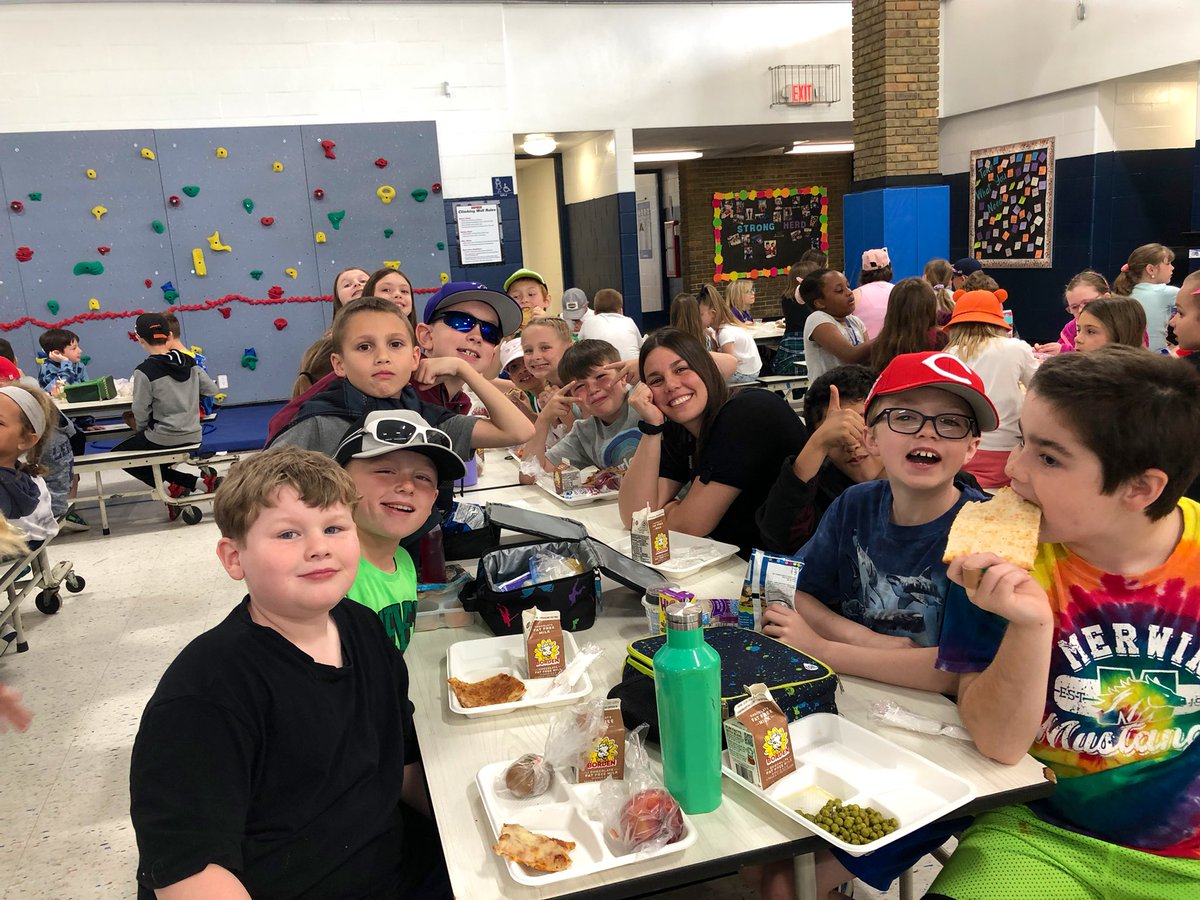 SalmonRoom2A's tweet photo. Lunch with some kiddos @WestCler #merwin ☀️ https://t.co/sTN7wfhKIl