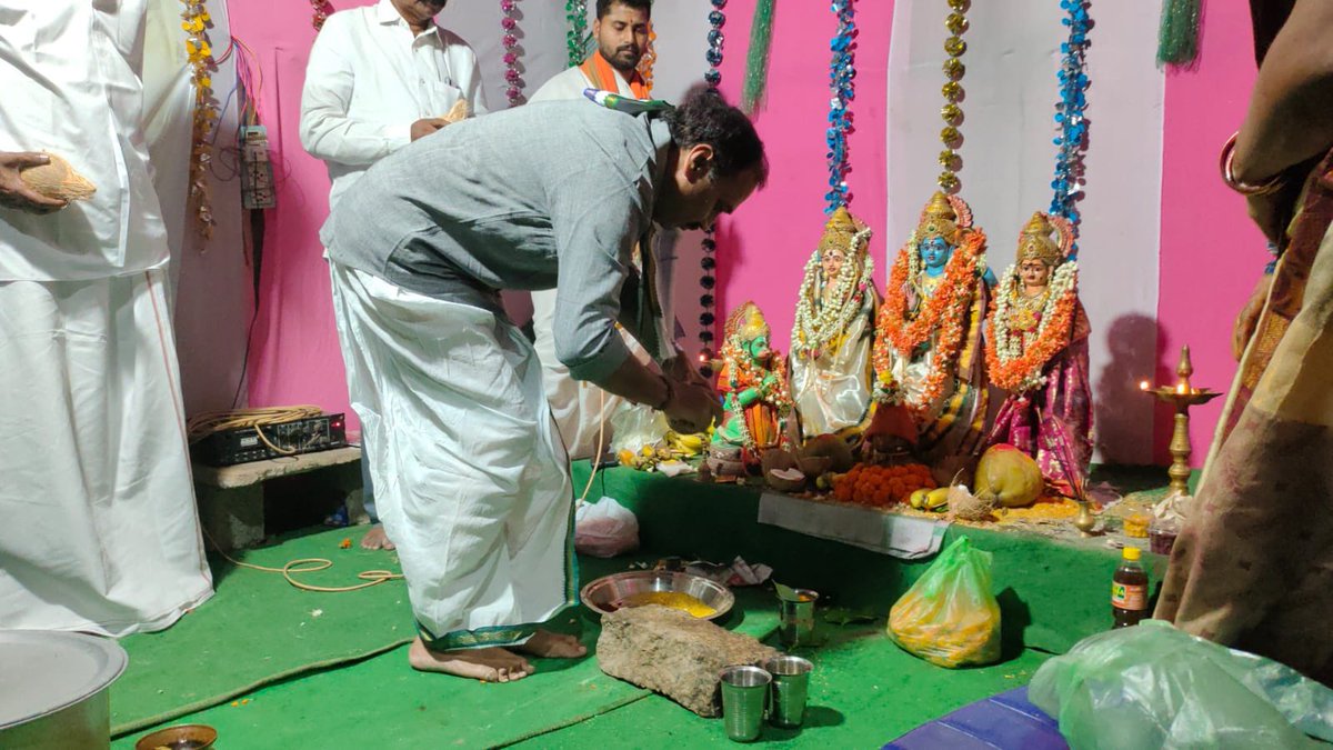 RK1247_official's tweet photo. ఆత్మకూరు పరిధిలో టేకు తోట ప్రాంతంలో ఏర్పాటు చేసిన శ్రీ సీతారామ స్వామి వార్ల పందిరి వద్ద ఈరోజు సాయంత్రం 7.30 గంటలకు సాంప్రదాయ దుస్తుల్లో స్వామివారికి ప్రత్యేక పూజలు నిర్వహించడం జరిగింది. https://t.co/yfezdsgtlH