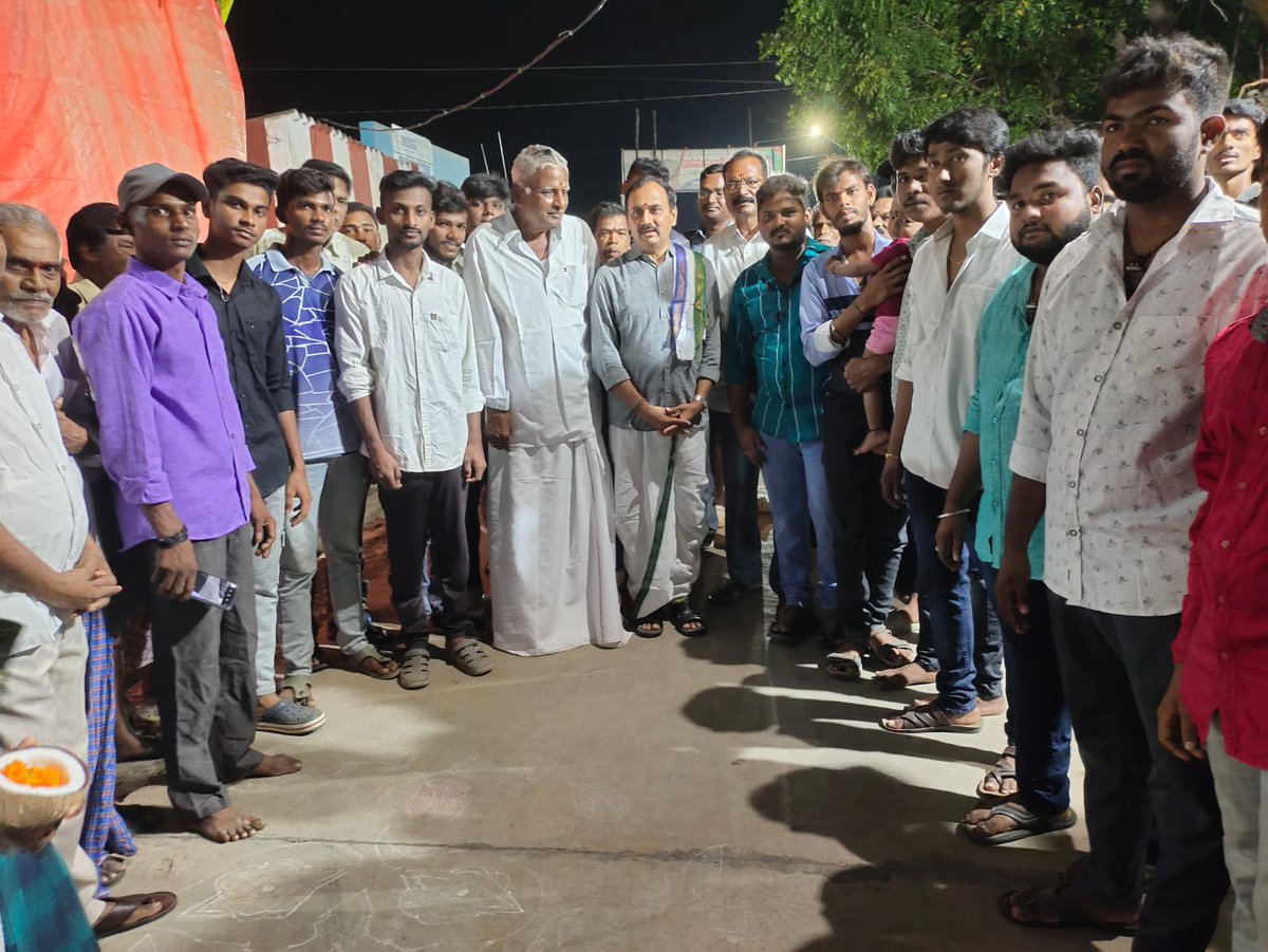 RK1247_official's tweet photo. ఆత్మకూరు పరిధిలో టేకు తోట ప్రాంతంలో ఏర్పాటు చేసిన శ్రీ సీతారామ స్వామి వార్ల పందిరి వద్ద ఈరోజు సాయంత్రం 7.30 గంటలకు సాంప్రదాయ దుస్తుల్లో స్వామివారికి ప్రత్యేక పూజలు నిర్వహించడం జరిగింది. https://t.co/yfezdsgtlH