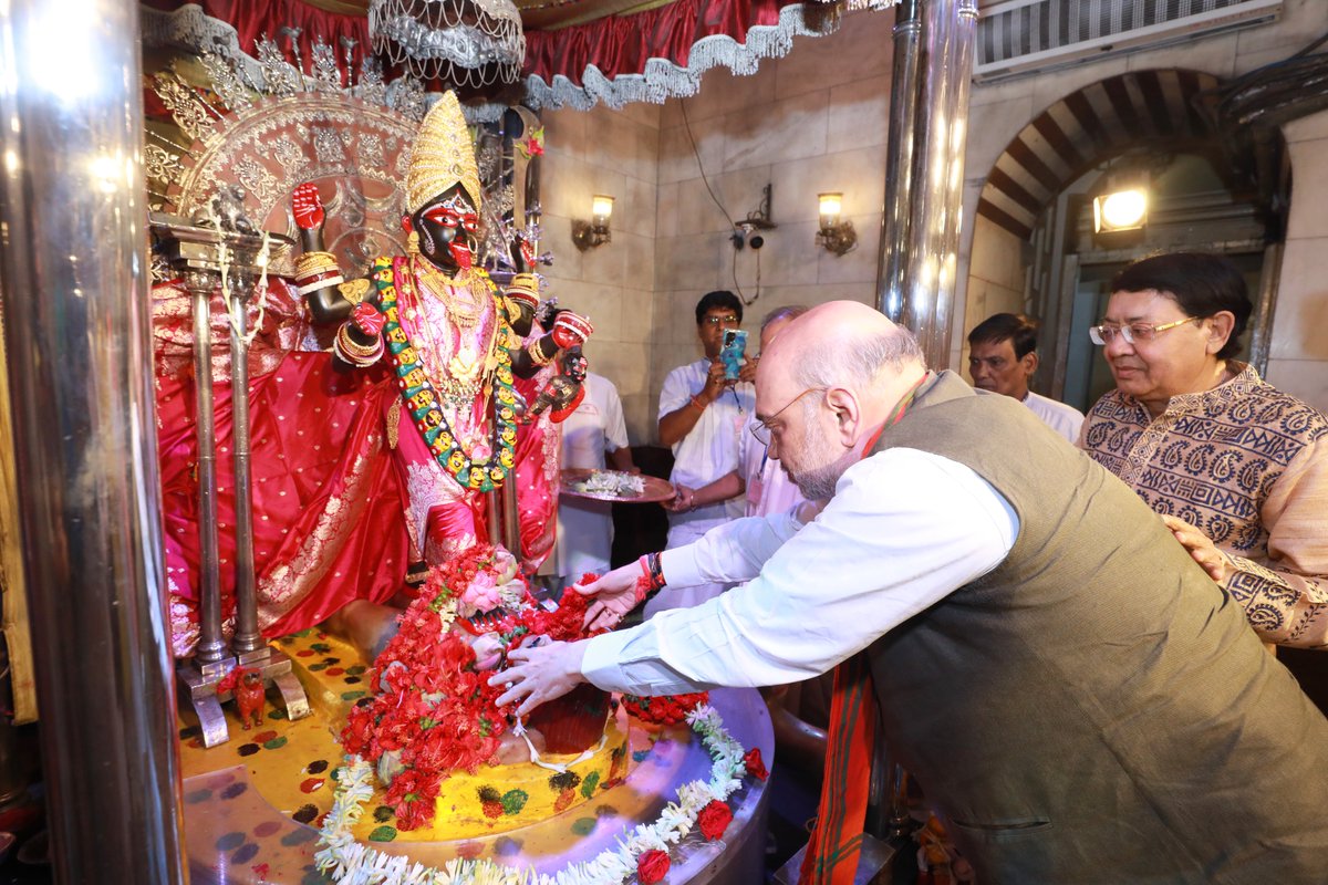 AmitShah's tweet photo. কলকাতায় অবস্থিত দক্ষিণেশ্বর কালী মন্দির হল ভক্তদের অটল বিশ্বাসের কেন্দ্র।

আজ সন্ধ্যায় বাংলা নববর্ষের প্রাক্কালে মা ভবতারিণীকে দর্শন ও পূজা করার সৌভাগ্য পেলাম। মায়ের কাছে দেশ ও পশ্চিমবঙ্গের মানুষের জন্য মঙ্গল কামনা করলাম। https://t.co/55cM4cHyI0