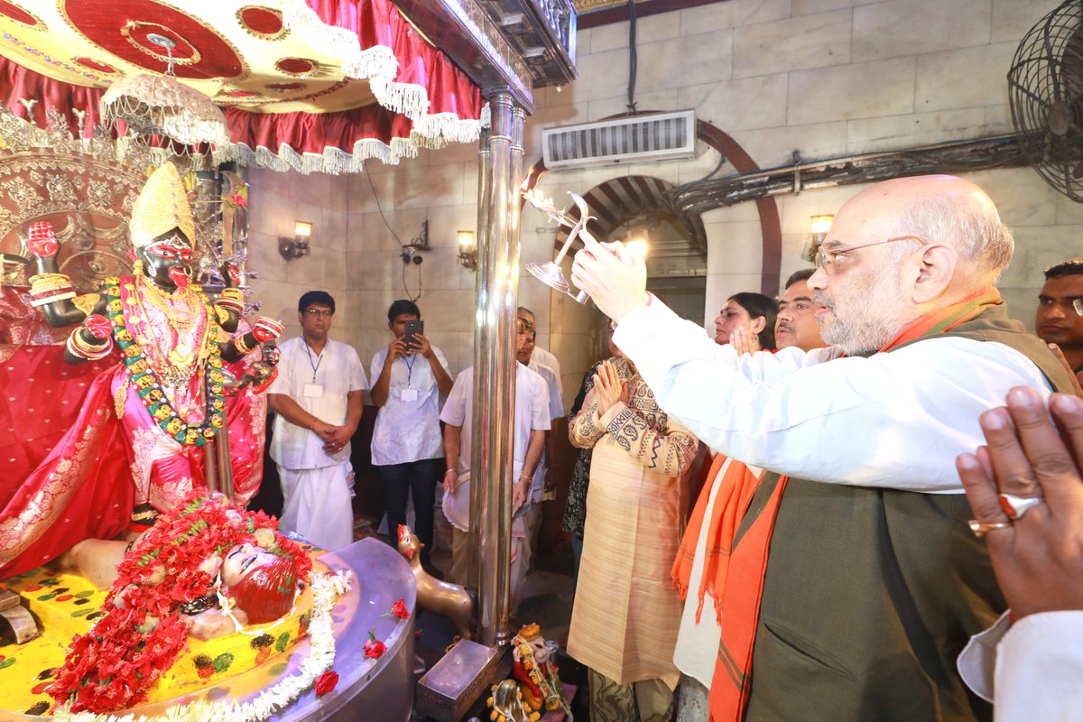 AmitShah's tweet photo. কলকাতায় অবস্থিত দক্ষিণেশ্বর কালী মন্দির হল ভক্তদের অটল বিশ্বাসের কেন্দ্র।

আজ সন্ধ্যায় বাংলা নববর্ষের প্রাক্কালে মা ভবতারিণীকে দর্শন ও পূজা করার সৌভাগ্য পেলাম। মায়ের কাছে দেশ ও পশ্চিমবঙ্গের মানুষের জন্য মঙ্গল কামনা করলাম। https://t.co/55cM4cHyI0