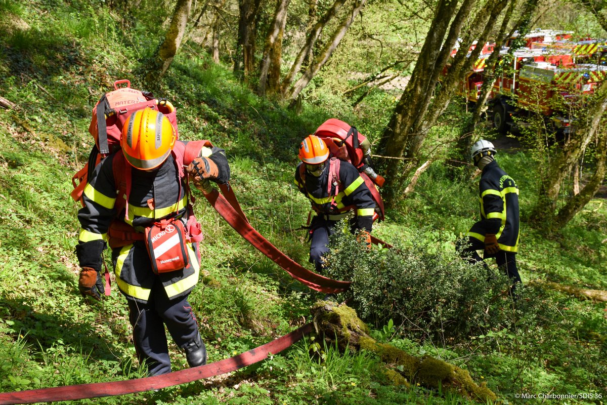 pompiers36's tweet photo. 🎙️🔥 Après l'annonce du dispositif 2023 de lutte contre les #FeuxDeForêt par le @gouvernementFR, le lieutenant-colonel Bourdin, était l'invité de @FB_Berry pour évoquer le renforcement des formations et l'acquisition de nouveaux matériels face à ce risque touchant toute la 🇫🇷. https://t.co/VZU6T23os7
