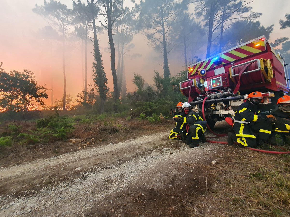 pompiers36's tweet photo. 🎙️🔥 Après l'annonce du dispositif 2023 de lutte contre les #FeuxDeForêt par le @gouvernementFR, le lieutenant-colonel Bourdin, était l'invité de @FB_Berry pour évoquer le renforcement des formations et l'acquisition de nouveaux matériels face à ce risque touchant toute la 🇫🇷. https://t.co/VZU6T23os7
