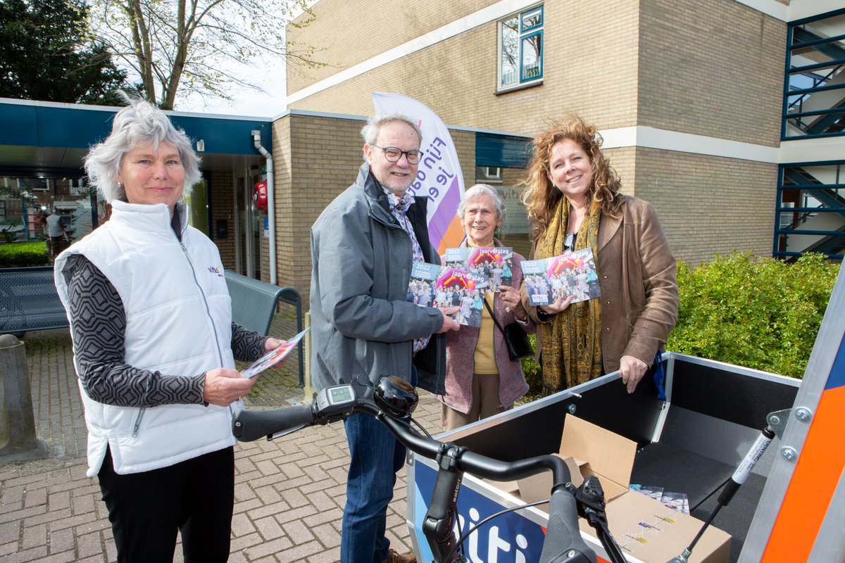 vitiswelzijn's tweet photo. Ons jaarverslag is uit!  Het moment van publicatie is gemarkeerd met een emissieloze estafette langs wijkcentra en Buurt Informatiepunten. Collega’s uit de organisatie loodsten de nieuwe e-bakfiets door Westland. Bij de tussenstops reikten zij exemplaren van het jaarverslag uit. https://t.co/jculZjbycQ