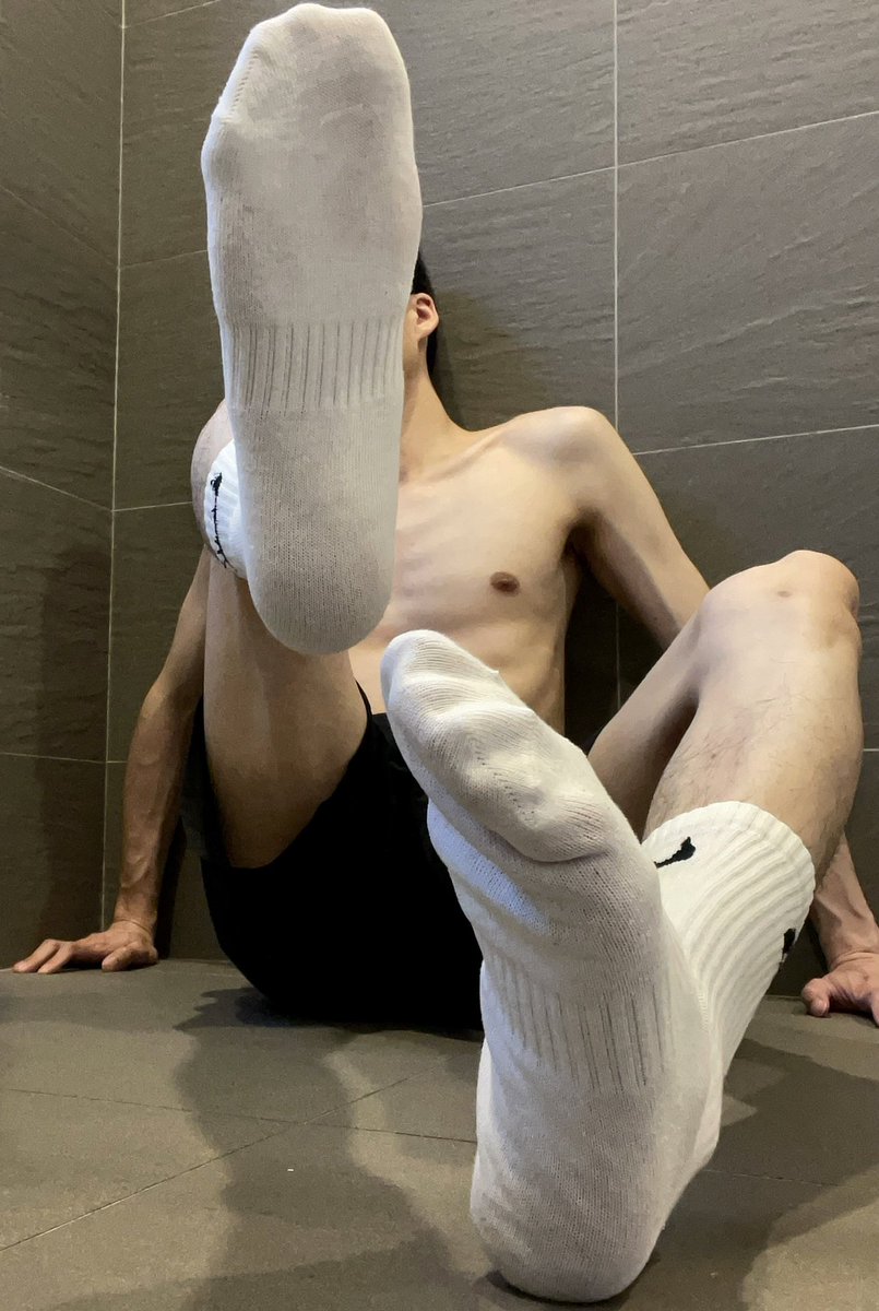 socksyu's tweet photo. 隨便的TGIF。
.
.
.
#白襪 #白袜 #白袜控 #襪控 #腿控 #白い靴下 #socks #gay #whitesocks https://t.co/gQnsAcUYNI
