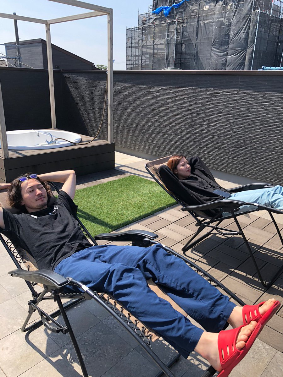 【ノマド家の日常レポート】
みなさん、お日さま足りてますか？ 
天気のいい日はお布団だけじゃなくて、人間も天日干しした方がいい派の人たちです☀️笑 
のんびり寝転がってイヤなことは忘れましょう。 
そうすればこの人たちみたいに幸せそうになれますよ！