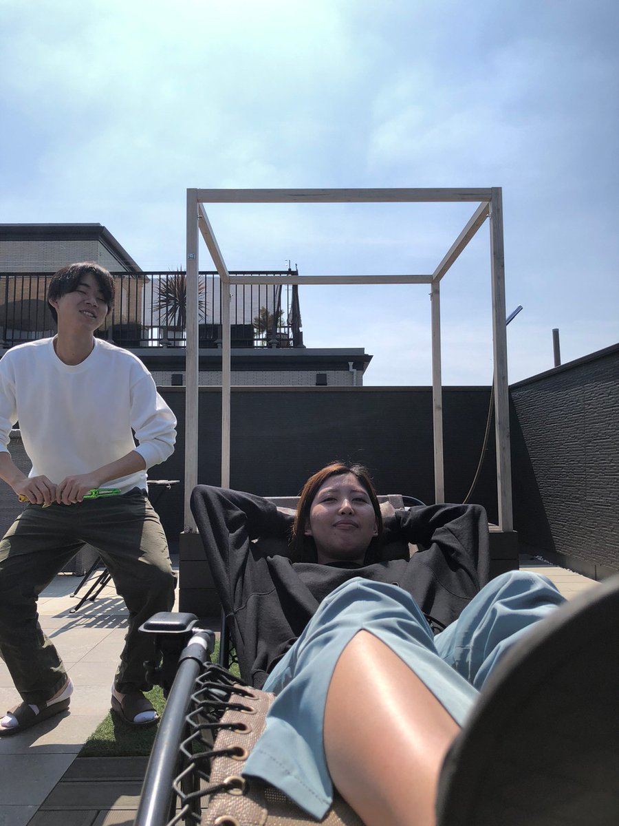nomadoya2's tweet photo. 【ノマド家の日常レポート】
みなさん、お日さま足りてますか？ 
天気のいい日はお布団だけじゃなくて、人間も天日干しした方がいい派の人たちです☀️笑 
のんびり寝転がってイヤなことは忘れましょう。 
そうすればこの人たちみたいに幸せそうになれますよ！ https://t.co/2KToMJmbEl