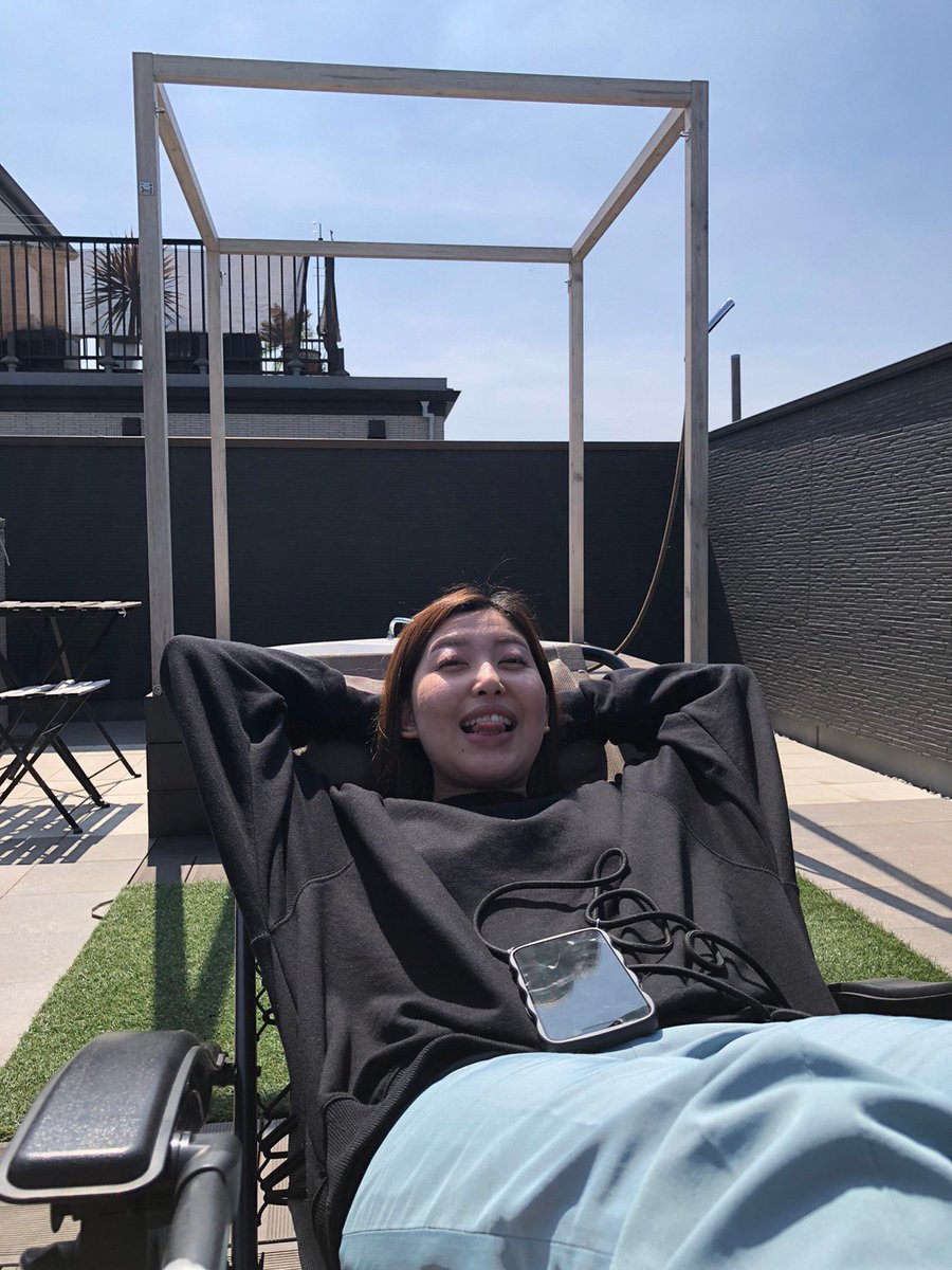 nomadoya2's tweet photo. 【ノマド家の日常レポート】
みなさん、お日さま足りてますか？ 
天気のいい日はお布団だけじゃなくて、人間も天日干しした方がいい派の人たちです☀️笑 
のんびり寝転がってイヤなことは忘れましょう。 
そうすればこの人たちみたいに幸せそうになれますよ！ https://t.co/2KToMJmbEl
