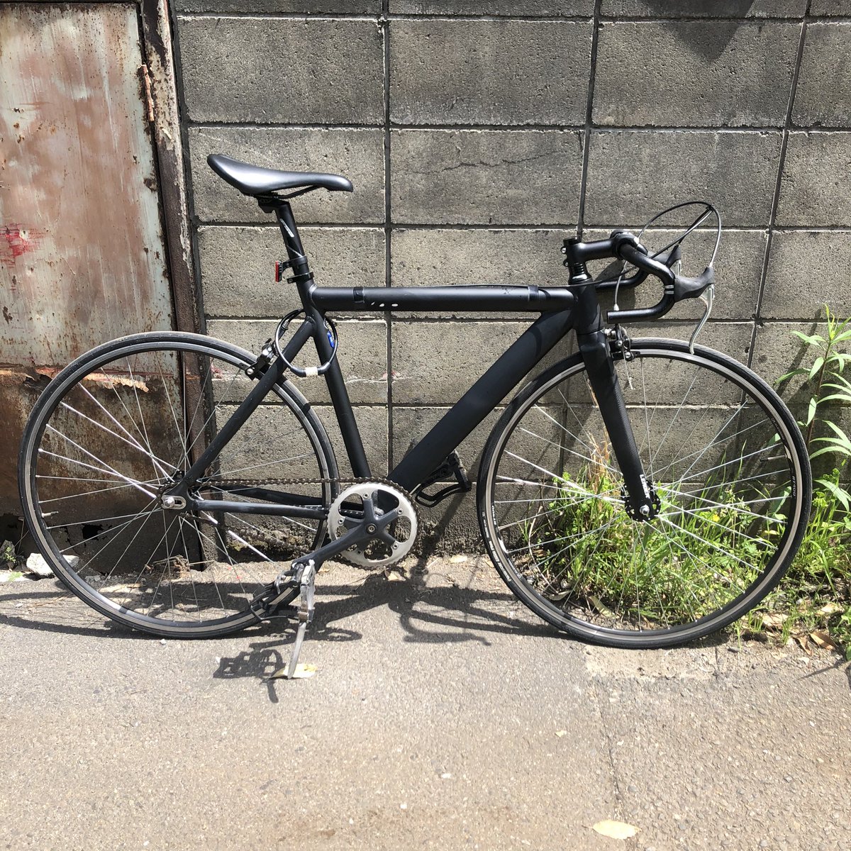 banban7301's tweet photo. 明日は半日仕事ですが、余った時間で自転車🚲の塗装をしよう😊
#ピストバイク
#LEADERBIKE https://t.co/dcDUEPjsP7