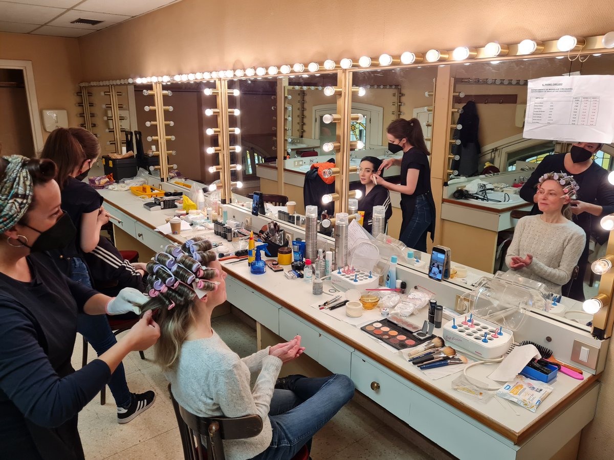 En una hora arranca el Ensayo General de Cain, overo il primo omicidio y se siente que es un momento especial. Sonia de Munck y Ainhoa Artetxe son las primeras en pasar por maquillaje y peluquería con Angélica y Sara💄💇‍♀️
<a href="/soniademunck/">Sonia de Munck</a>
<a href="/AinhoaArtetxe/">Ainhoa Artetxe</a>
#Bilbao #TeatroArriaga