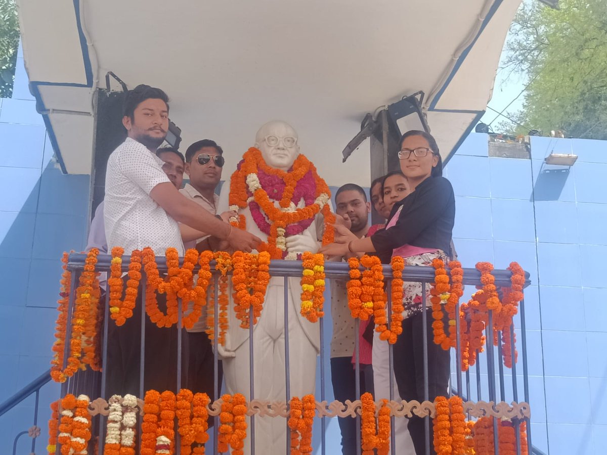 dev_Singh_abvp1's tweet photo. डॉ भीम राव अंबेडकर जी को माल्या अर्पण करके मनाई डॉ साहब की जयंती🙏
#DrBhimraoAmbedkar 
#abvp🚩 https://t.co/X0fajXa64x
