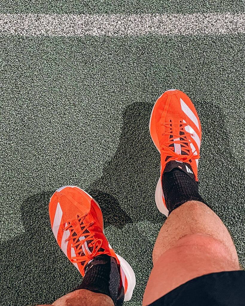 Back in track with tech.
•
 1ere sortie officielle pour ces adizero adios pro 3 dans leur élément, à savoir les allures de course. Et donc rien de telle qu’une seance de fractionnés pour tester les chaussures « qui courent vite ».
•
J’avais eu l’occa… instagr.am/p/CrA7AB8td-U/