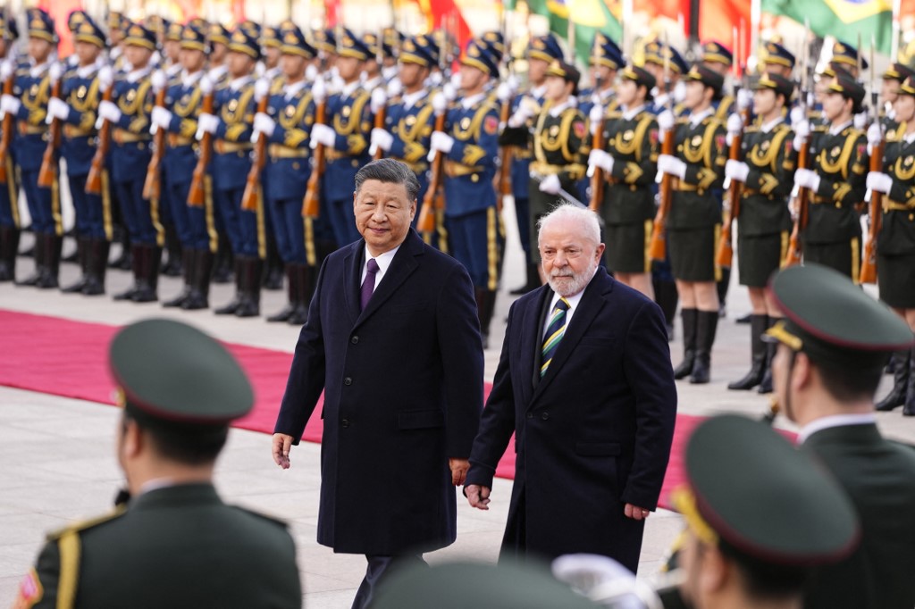 FleBrasil's tweet photo. Durante sua visita oficial à China, o presidente Luiz Inácio Lula da Silva e o presidente da China, Xi Jinping, assinaram, nesta sexta (14), 15 acordos comerciais, em áreas como exploração espacial, comércio, agricultura e notícias, dentre outros. https://t.co/fUmcgAAFcx