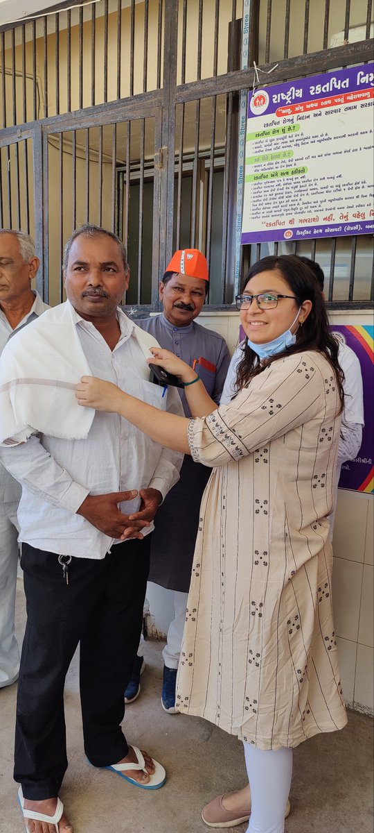 PareshTrivedi65's tweet photo. ડૉ. #બાબાસાહેબ આંબેડકરજીની જન્મજયંતી નિમિતે ભાભર ખાતે #SDH સબ ડીસ્ટીક હોસ્પિટલમાં દર્દીઓ ને ફ્રુટ વિતરણ અને સફાઈ કામદારો ને સાલ ઓઢાડી તેમનું સન્માન કરવામાં આવ્યું.સાથે ભાભર તાલુકા યુવા મોરચો અને ભાભર શહેર યુવા મોરચાના કાર્યકર્તા હાજાર રહયા.
#AmbedkarJayanti2023 
@ChaudhryShankar https://t.co/dlc7XuQFaG