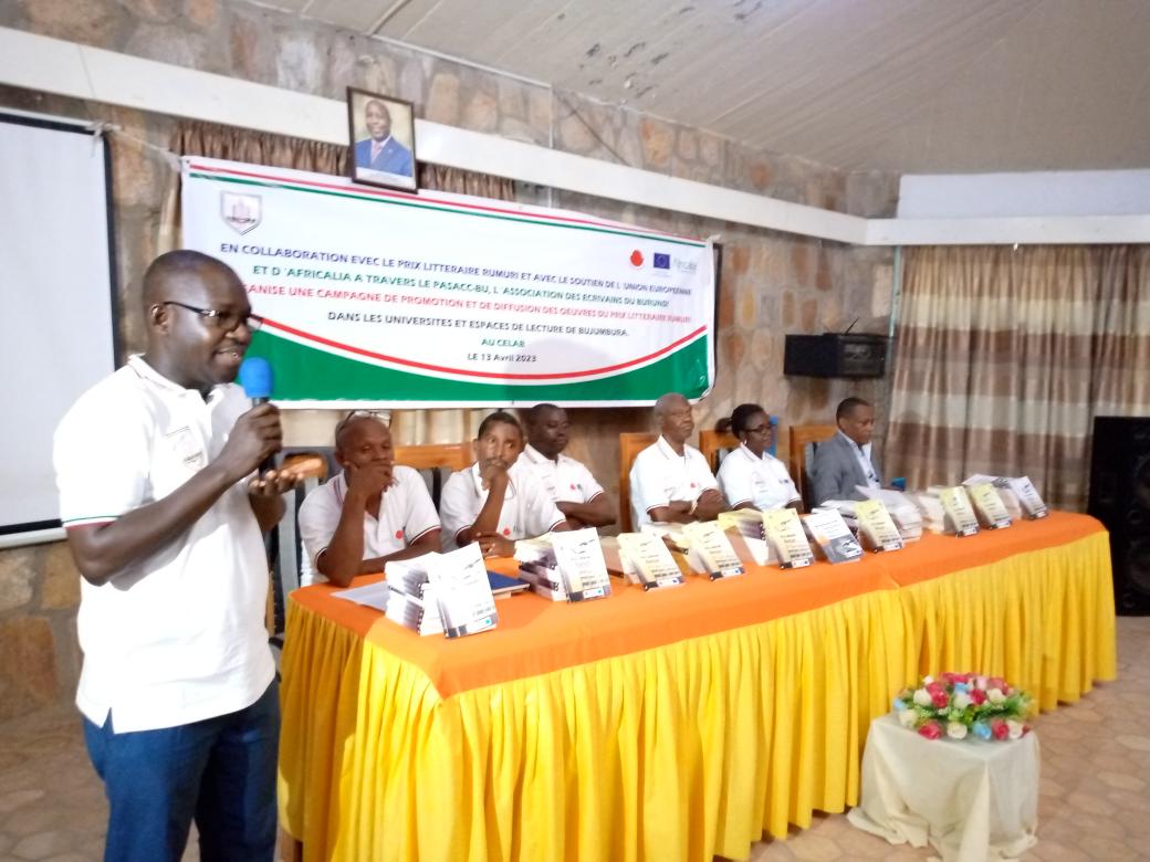 IngoMagazine's tweet photo. Prennant la parole, le DG  du centre #CEBULAC, Sébastien Ntahongendera a invité les jeunes lecteurs à marier la lecture au livre affirmant que si on ne lit pas les œuvres de ce qui est bien écrit on ne peut pas prétendre à devenir un meilleur écrivain. Il a également présenté ses remerciements aux centres qui ont pour vocation la promotion de la lecture
#Burundi
#PrixLittéraire
#ingomag