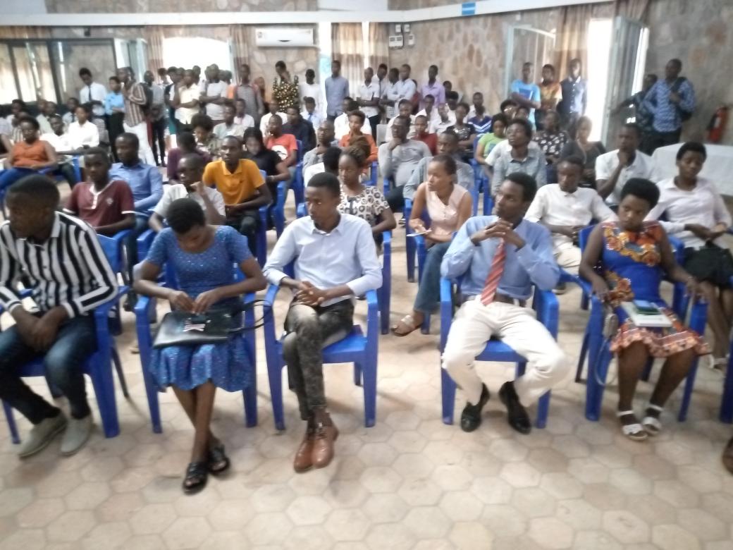 IngoMagazine's tweet photo. Prennant la parole, le DG  du centre #CEBULAC, Sébastien Ntahongendera a invité les jeunes lecteurs à marier la lecture au livre affirmant que si on ne lit pas les œuvres de ce qui est bien écrit on ne peut pas prétendre à devenir un meilleur écrivain. Il a également présenté ses remerciements aux centres qui ont pour vocation la promotion de la lecture
#Burundi
#PrixLittéraire
#ingomag
