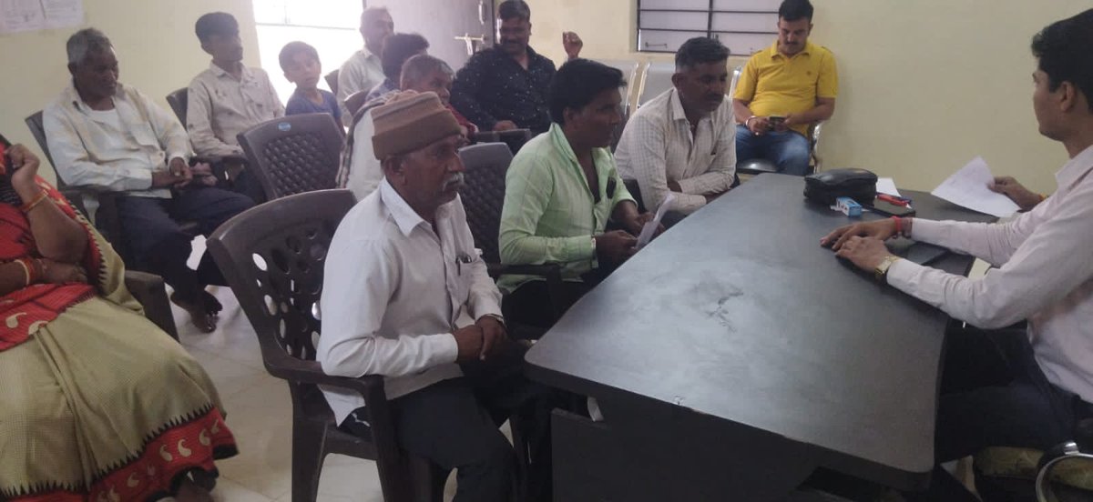SDshahGAS's tweet photo. સ્વાગત સપ્તાહ અંતર્ગત જિલ્લા પંચાયત સીટ કોંઢ ના ચુલી ગામે ગ્રામ સ્વાગત કાર્યક્રમમાં હાજરી...ગામ લોકોના પ્રશ્નો સાંભળી ત્વરિત સમાધાન માટેના પ્રયત્નો. #DoorStepGovernance @bachubhaikhabad @GujPRHDept @Bhupendrapbjp @CMOGuj @sanghaviharsh @RaghavjiPatel @skumar_76 @rajkumar_rkg https://t.co/x0Ph1Rz2k7