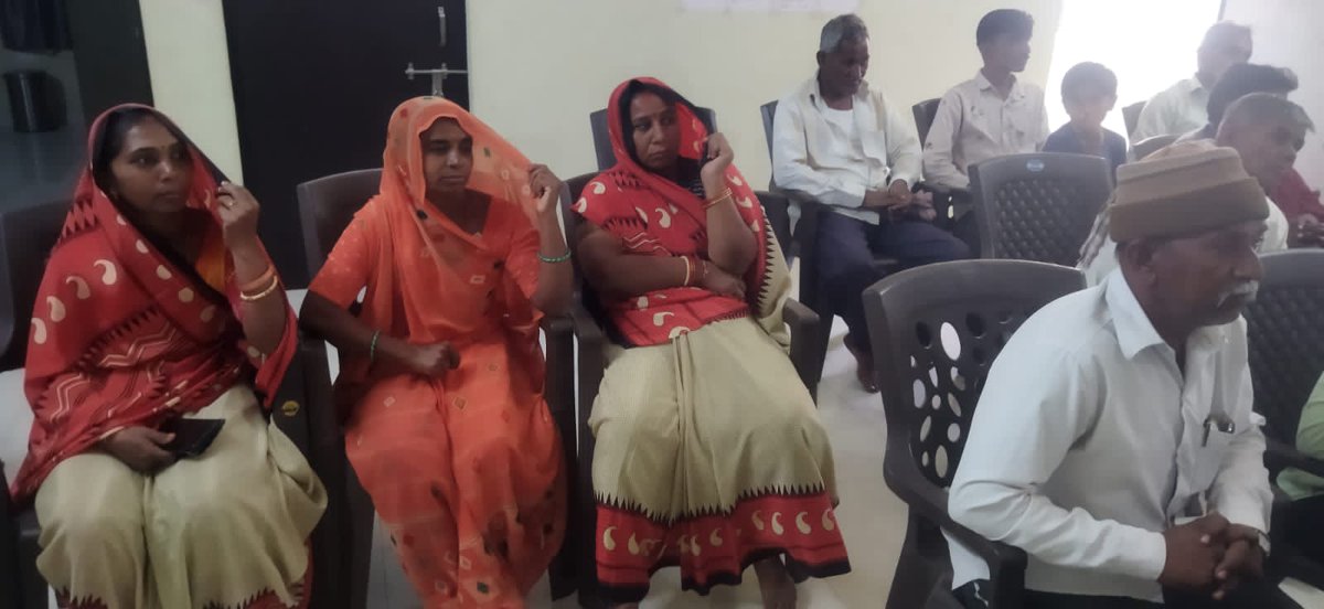 SDshahGAS's tweet photo. સ્વાગત સપ્તાહ અંતર્ગત જિલ્લા પંચાયત સીટ કોંઢ ના ચુલી ગામે ગ્રામ સ્વાગત કાર્યક્રમમાં હાજરી...ગામ લોકોના પ્રશ્નો સાંભળી ત્વરિત સમાધાન માટેના પ્રયત્નો. #DoorStepGovernance @bachubhaikhabad @GujPRHDept @Bhupendrapbjp @CMOGuj @sanghaviharsh @RaghavjiPatel @skumar_76 @rajkumar_rkg https://t.co/x0Ph1Rz2k7