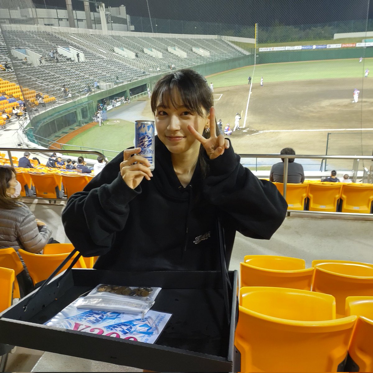 YASHIKI20075572's tweet photo. 大宮公園野球場にて美人売り子さん発見！☺️

#青野夏希
#大宮公園野球場 https://t.co/D2pTJcKZYD