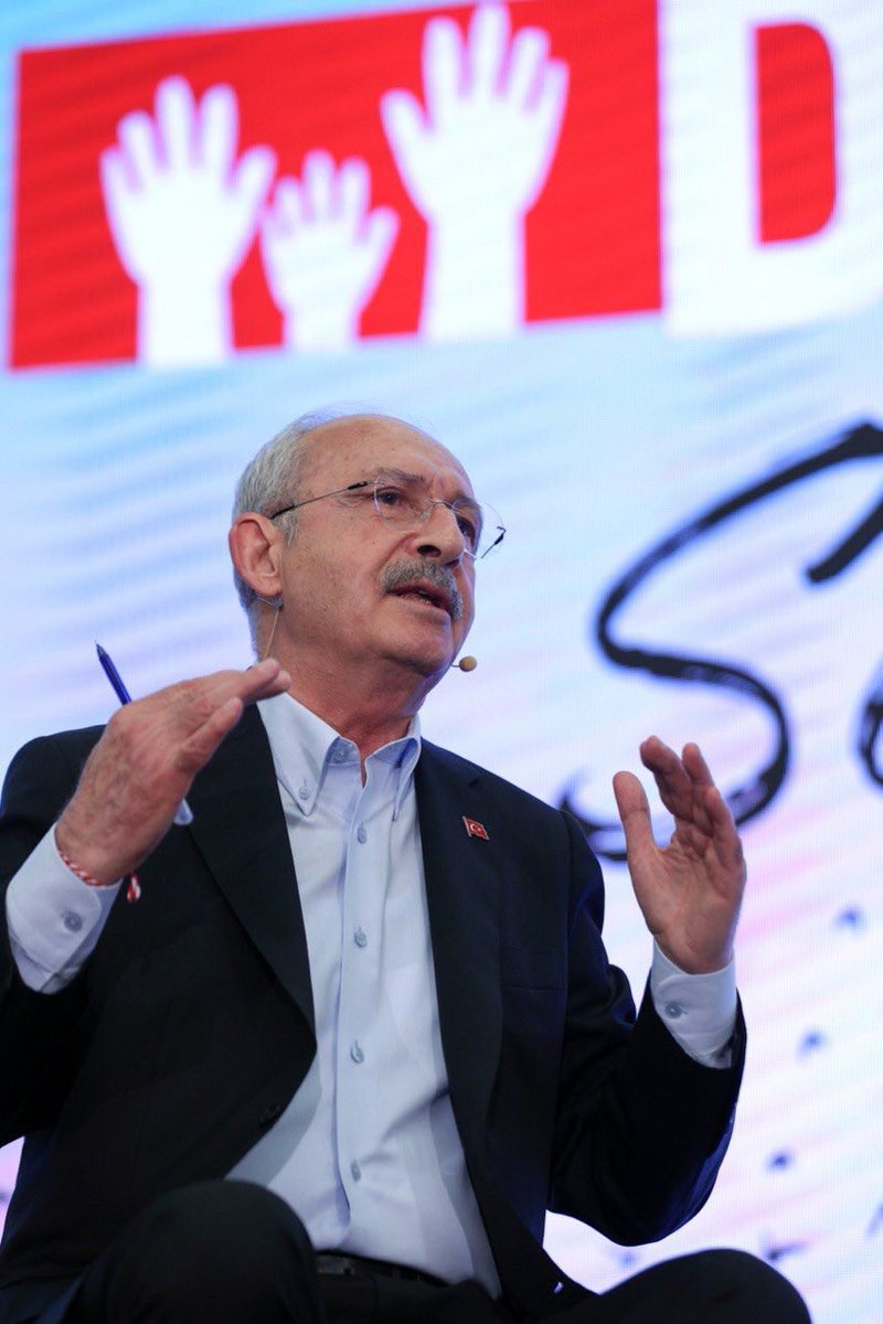 Dün İzmir Büyükşehir Belediye Başkanımız <a href="/tuncsoyer/">Tunç Soyer</a> ile beraber gençlerle bir araya geldim. Merak ettikleri ne varsa sordular, ben de yanıtladım. Evet, #DeğişimSeninElinde genç arkadaşım. Bu ülkeye zenginliği, özgürlüğü ve yaşama sevincini en çok da senin için geri getireceğim.