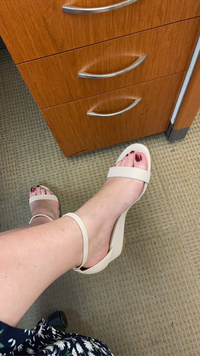Corporate Toes #feet #feetfinder #FeetPicture #PhillyFeet #FridayFeet #BusinessFeet ☀️😘😛