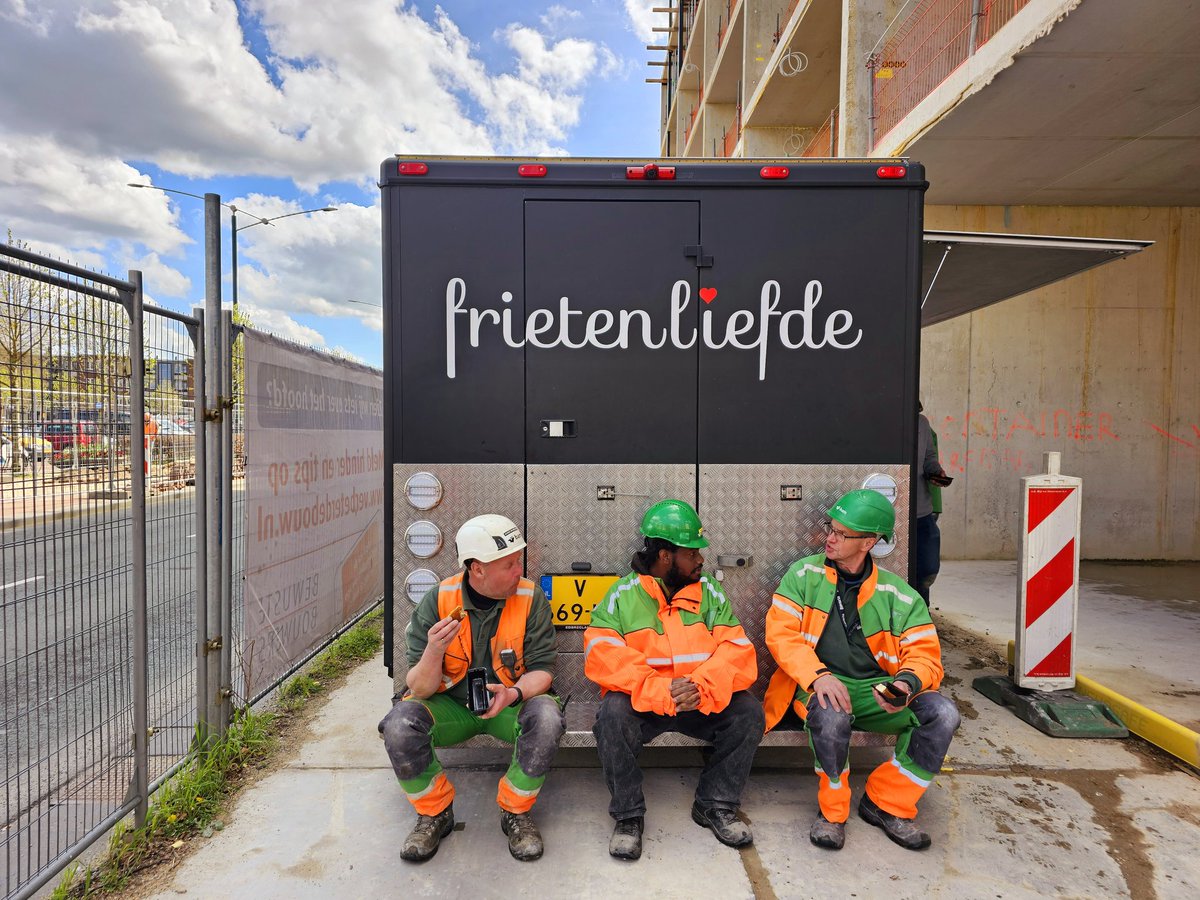 Hoogste punt bereikt, en dat moet natuurlijk gevierd worden 👍😋#Kadehuis #Arnhem @BAMbouwtechniek @inspiringspace <a href="/BouwendNL/">Koninklijke Bouwend Nederland</a>