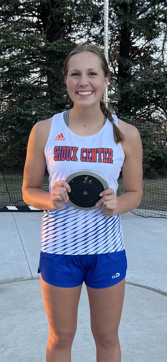 SiouxCenterHS's tweet photo. This WARRIOR bested her OWN school record last night at the Warrior Track Meet in the discus. Makenna launched the discus 134 feet 5 inches.  This beats her previous school record by nearly 3 feet!  Congrats to Makenna Walhof!! https://t.co/5Mc936Ube0